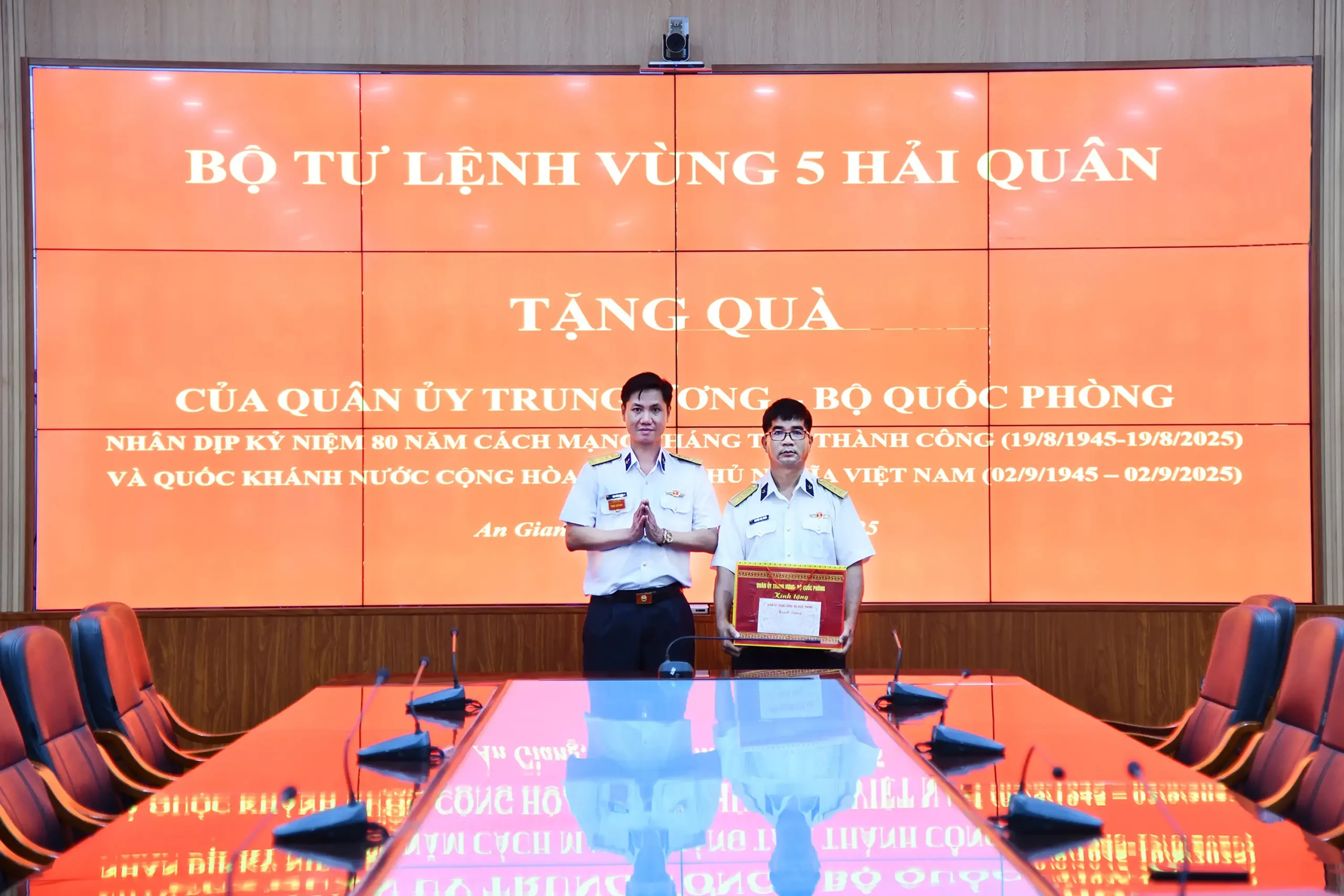 Trao quà của Quân ủy Trung ương, Bộ Quốc phòng cho các quân nhân Vùng 5 Hải quân