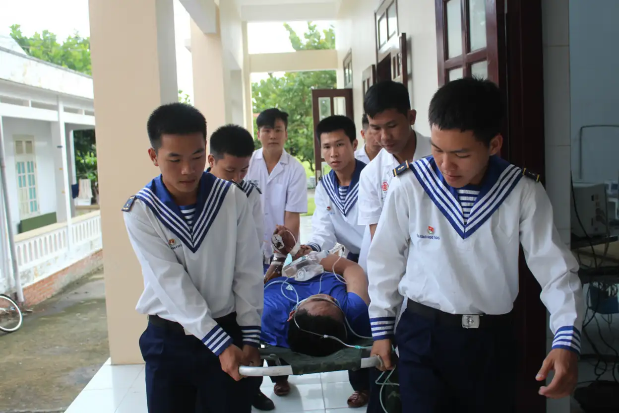 Bệnh xá đảo Song Tử Tây cấp cứu kịp thời bệnh nhân suy thận cấp độ lặn sâu 40m giờ thứ 12