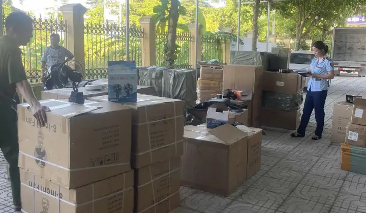 Phát hiện, xử lý xe tải vận chuyển hàng hóa nhập lậu trị giá hơn 52 triệu đồng tại Hà Nội