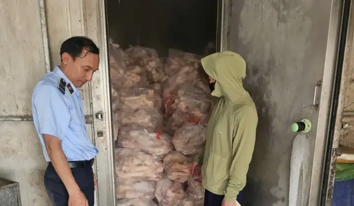 Xử phạt cơ sở kinh doanh thực phẩm không rõ nguồn gốc tại xã Vĩnh Thanh