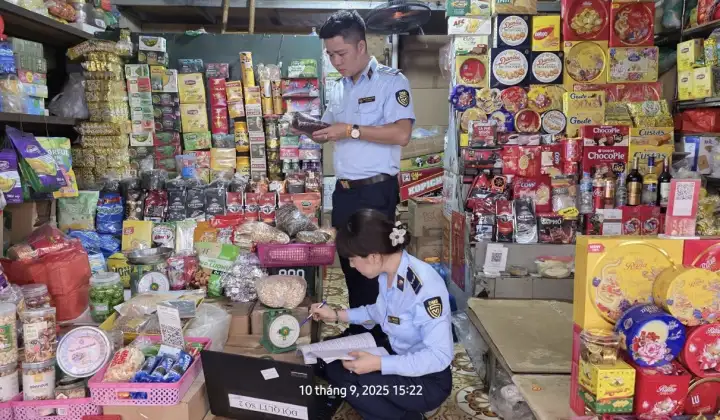 Hà Nội: Thu giữ nhiều bánh Trung thu và đồ chơi trẻ em không rõ nguồn gốc