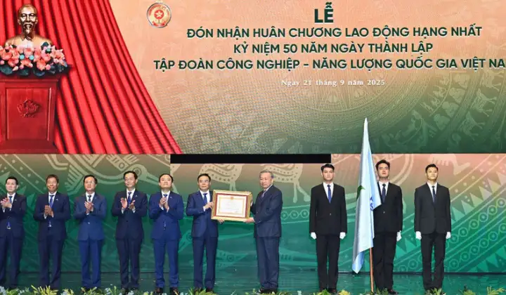Petrovietnam đón nhận Huân chương Lao động hạng Nhất