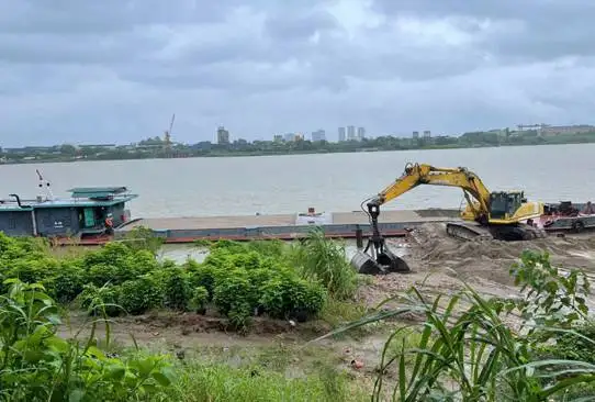 Hà Nội: Phát hiện, xử lý bến bãi tập kết vật liệu xây dựng không phép tại Bát Tràng
