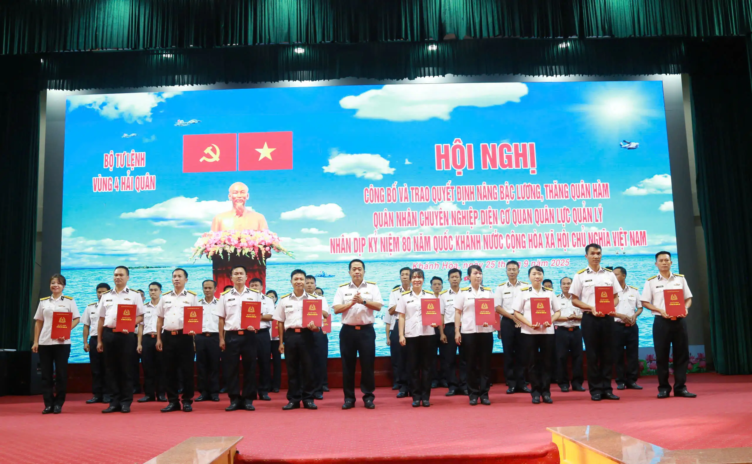 Vùng 4 Hải quân tổ chức hội nghị công bố và trao quyết định nâng bậc lương, thăng quân hàm quân nhân chuyên nghiệp