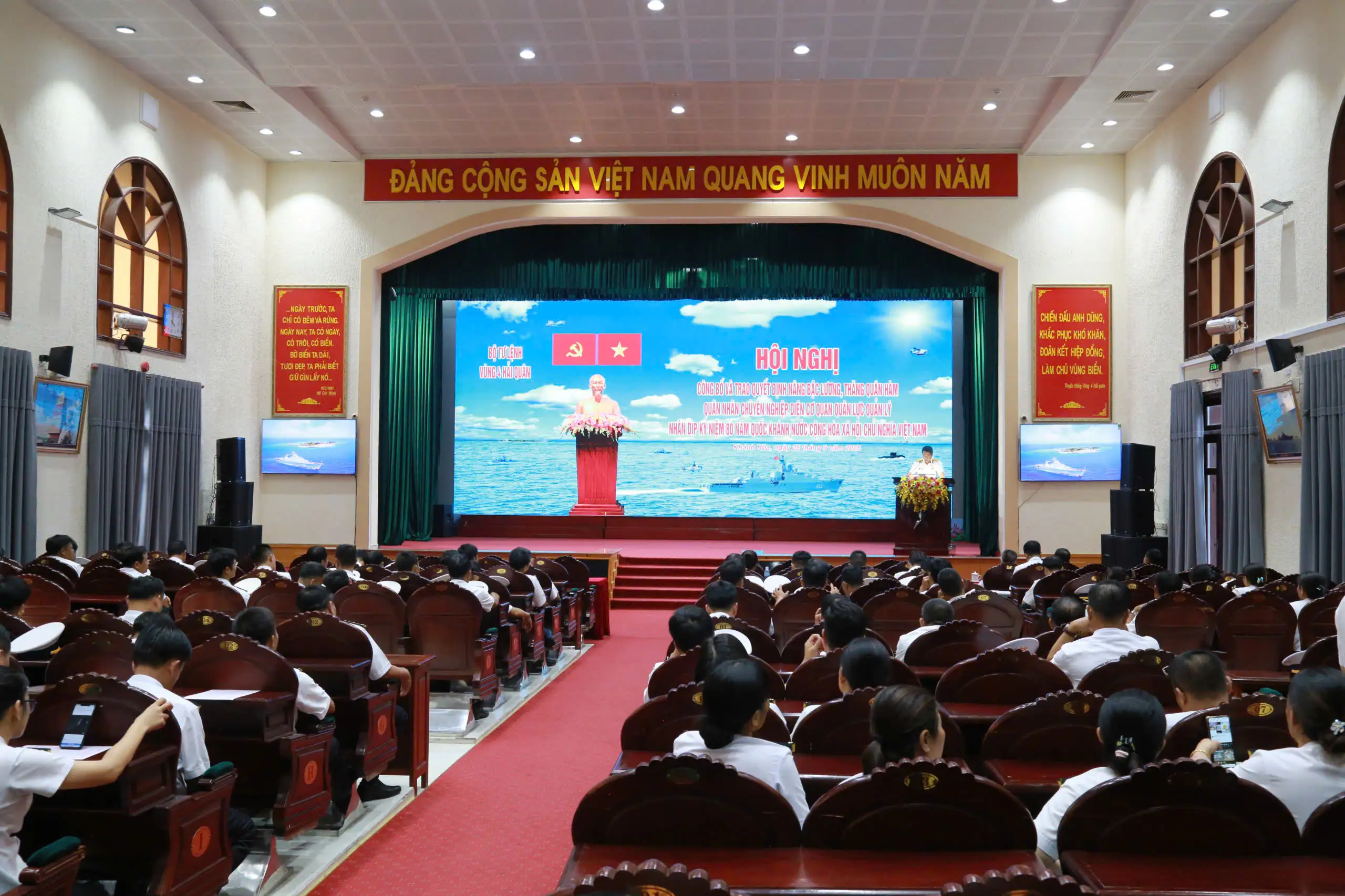 Vùng 4 Hải quân tổ chức hội nghị công bố và trao quyết định nâng bậc lương, thăng quân hàm quân nhân chuyên nghiệp