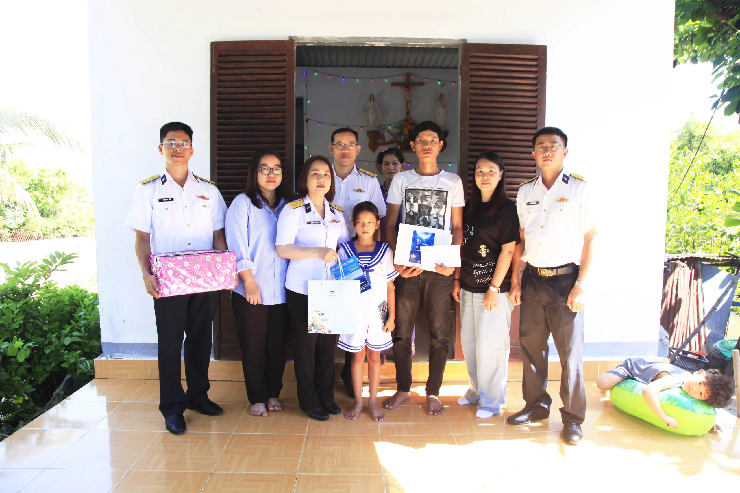 Vùng 4 Hải quân mang Tết Trung thu đến con ngư dân được nhận đỡ đầu.