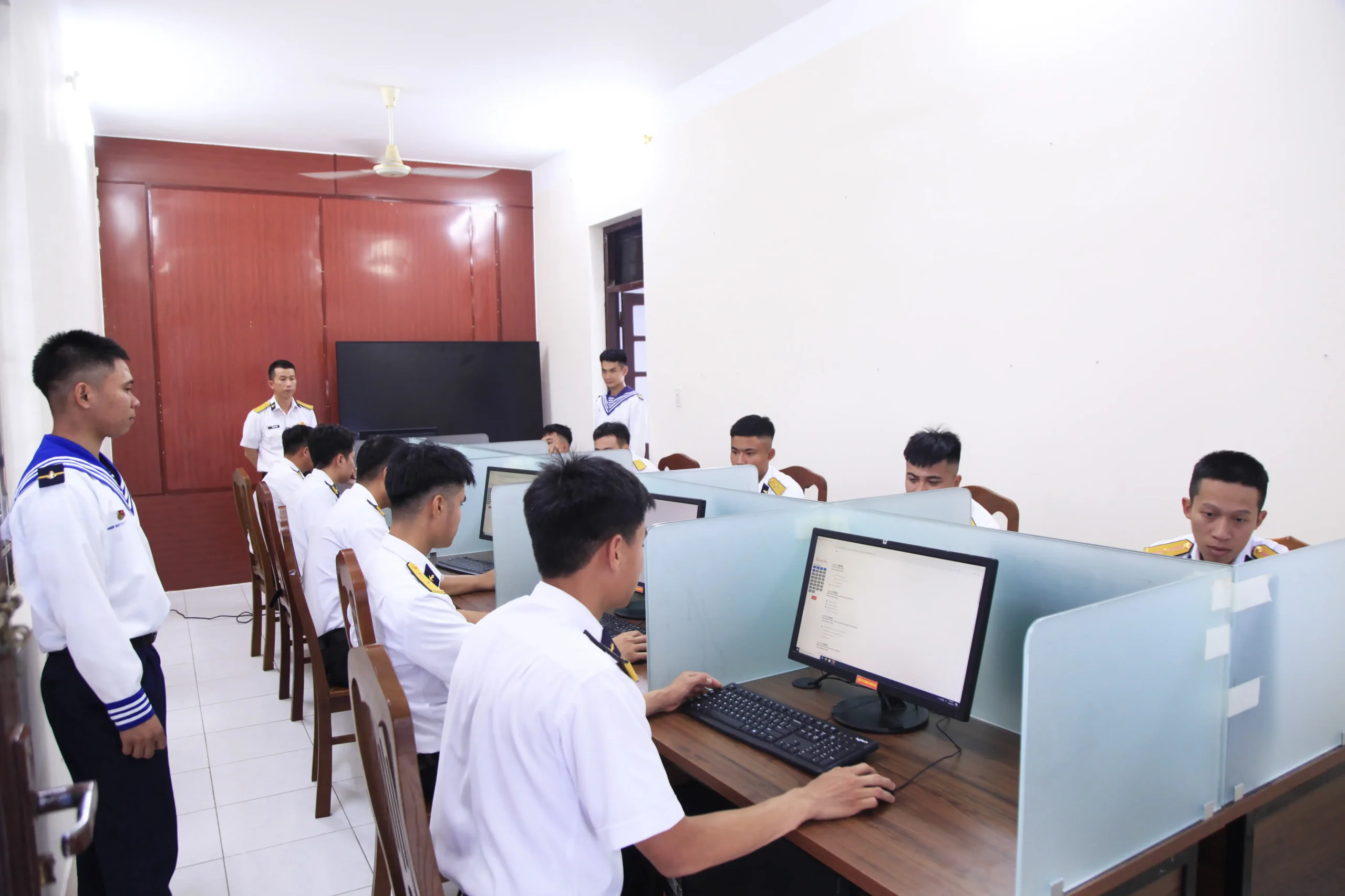 Cán bộ, chiến sĩ Lữ đoàn 162 nắm vững kiến thức, kỹ năng số.