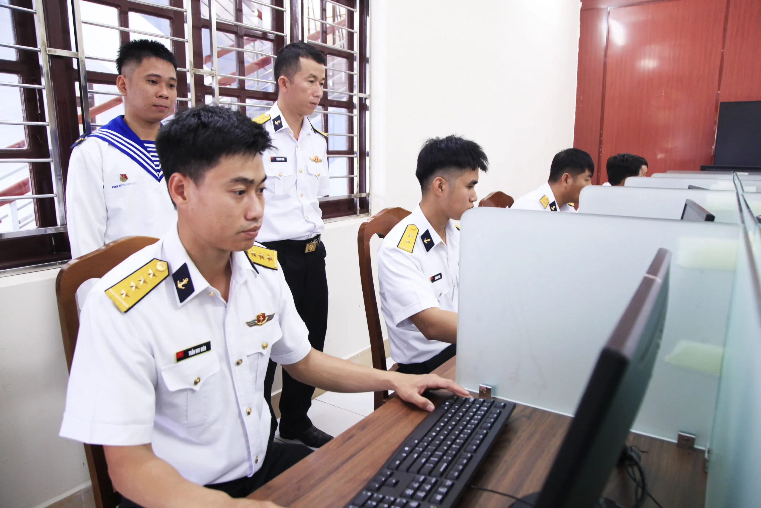 Cán bộ, chiến sĩ Lữ đoàn 162 nắm vững kiến thức, kỹ năng số.