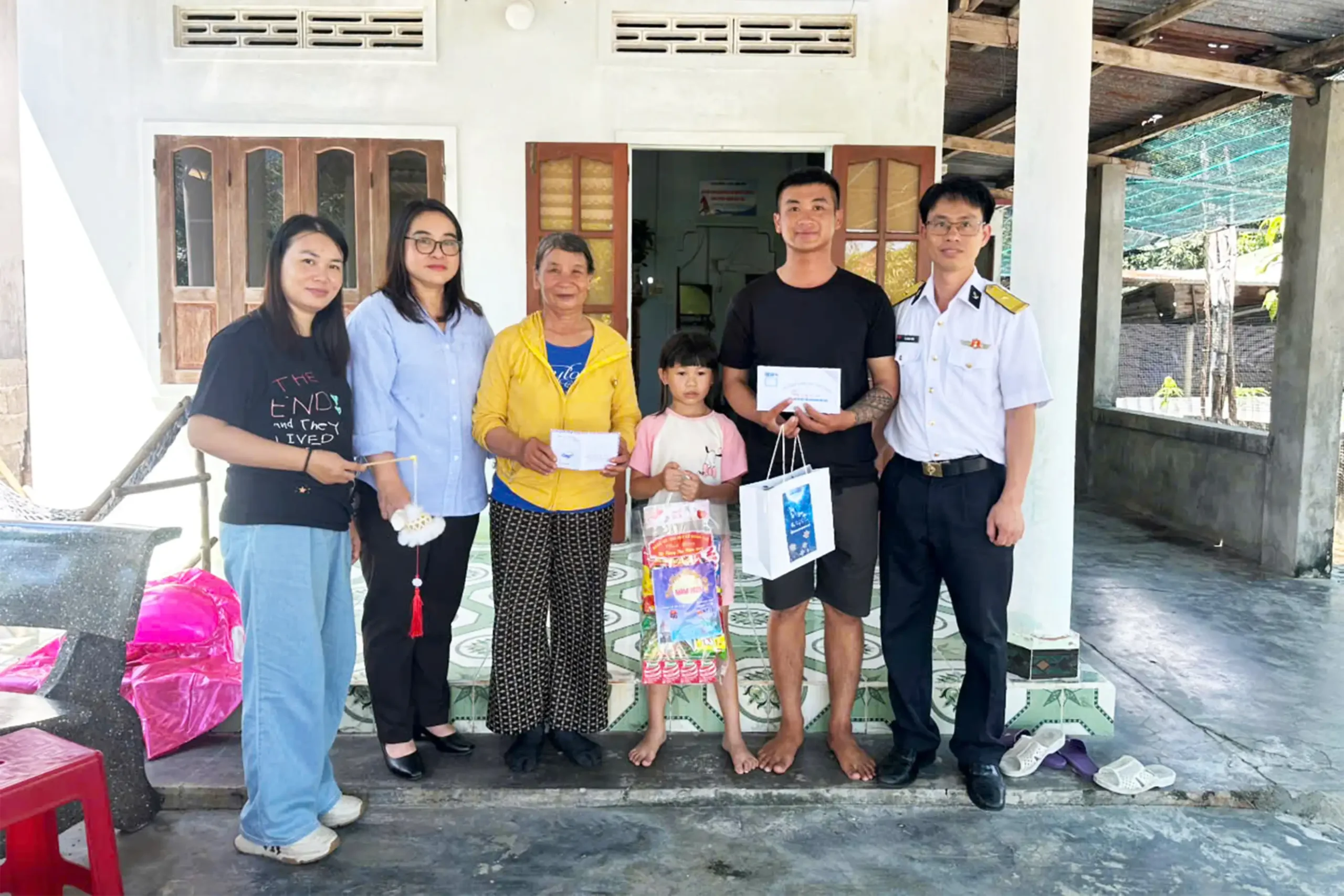 Vùng 4 Hải quân mang Tết Trung thu đến con ngư dân được nhận đỡ đầu.