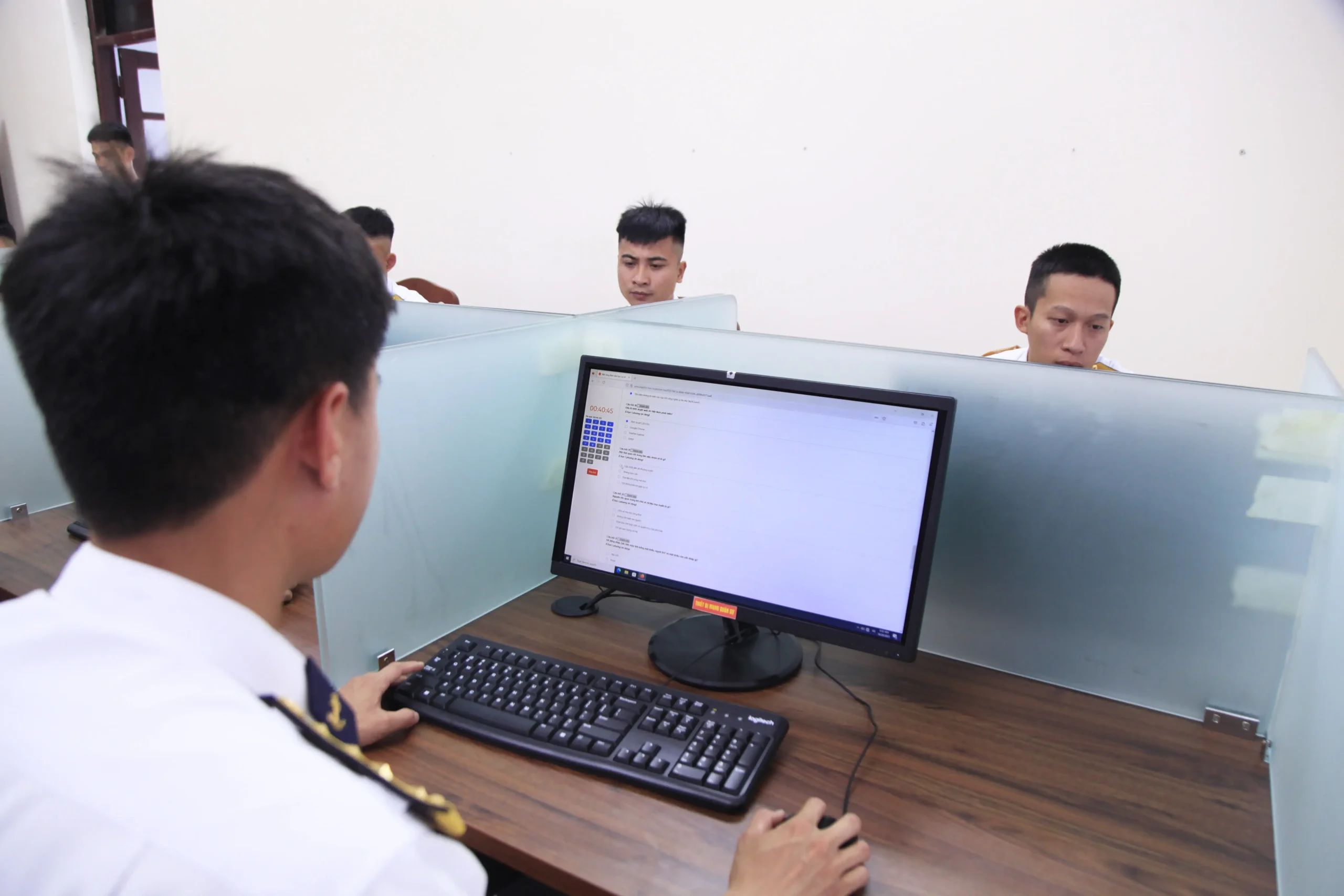 Cán bộ, chiến sĩ Lữ đoàn 162 nắm vững kiến thức, kỹ năng số.