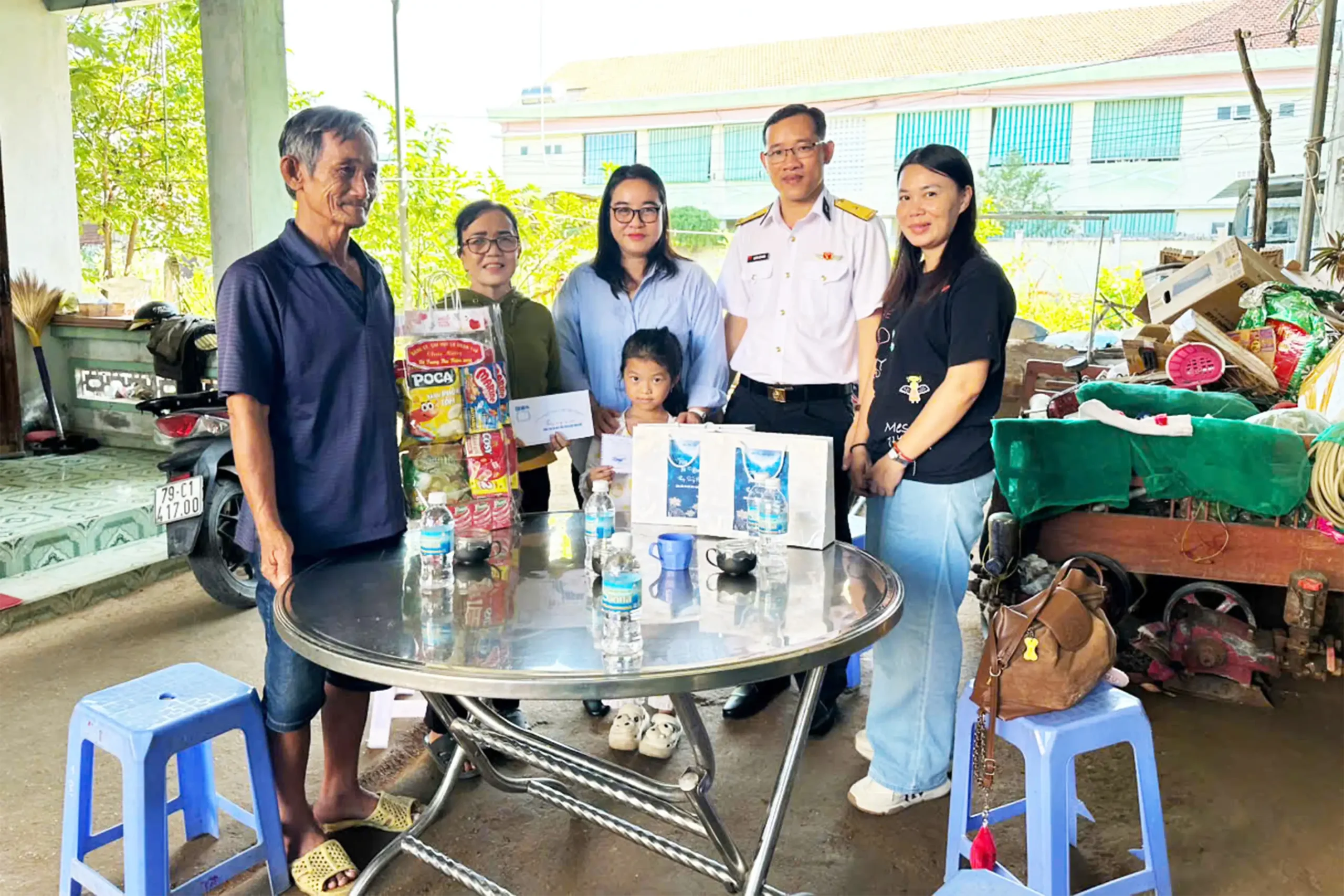 Vùng 4 Hải quân mang Tết Trung thu đến con ngư dân được nhận đỡ đầu.