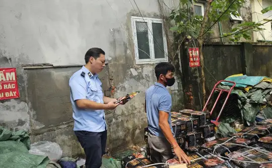 Phát hiện hơn 24.000 sản phẩm thực phẩm nhập lậu tại phường Từ Liêm, Hà Nội