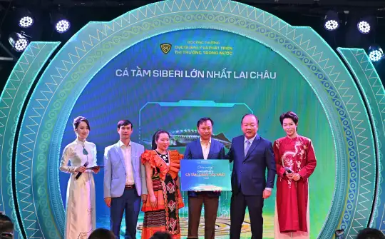 Đấu giá thành công con cá tầm nặng 50kg tại Tuần lễ Nông sản Việt 2025