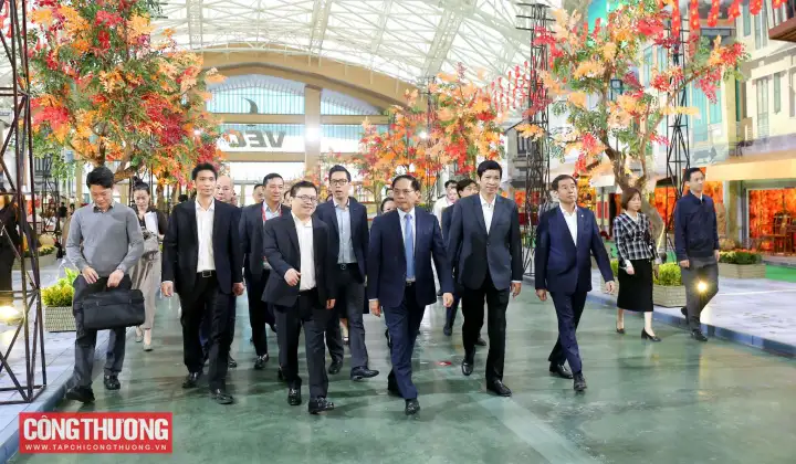 [CHÙM ẢNH] Phó Thủ tướng Bùi Thanh Sơn kiểm tra tiến độ chuẩn bị cho Lễ khai mạc Hội chợ Mùa Thu lần thứ nhất – 2025