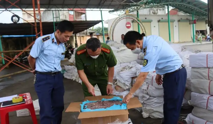 Hà Nội tăng cường đấu tranh, xử lý nghiêm hành vi buôn lậu và sản xuất hàng giả