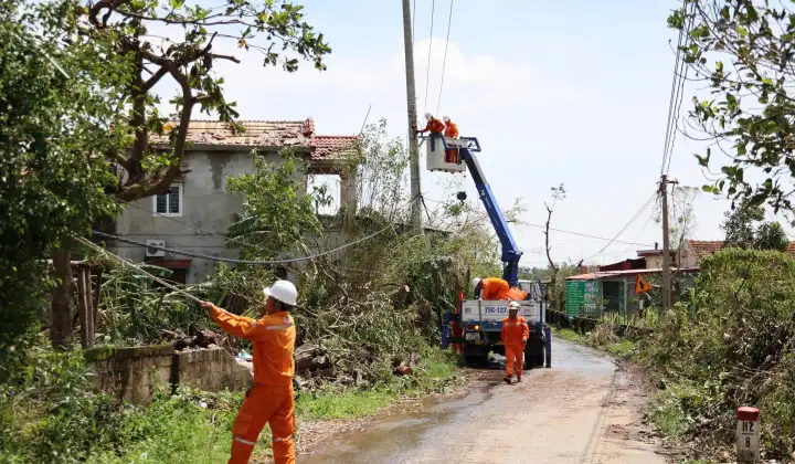 Ngành điện nỗ lực khắc phục sự cố sau bão số 10, gần 87% khách hàng đã có điện trở lại
