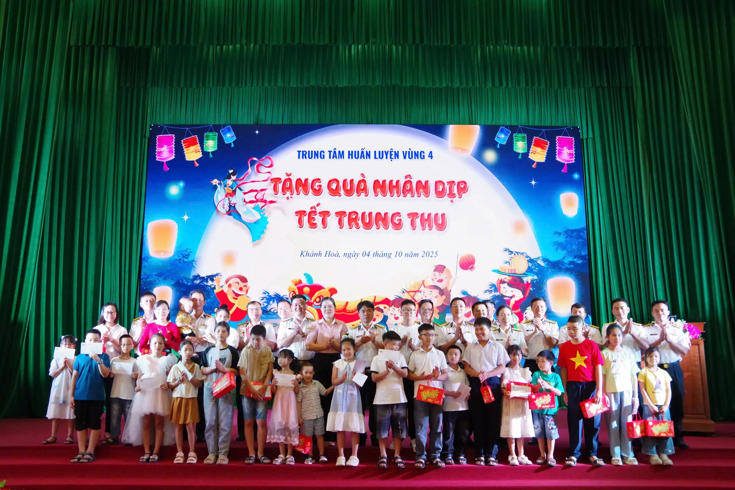 Trung tâm Huấn luyện Vùng 4 Hải quân: Tổ chức trao quà Tết Trung thu cho con em cán bộ, sĩ quan, quân nhân chuyên nghiệp, nhân viên đang công tác tại đơn vị