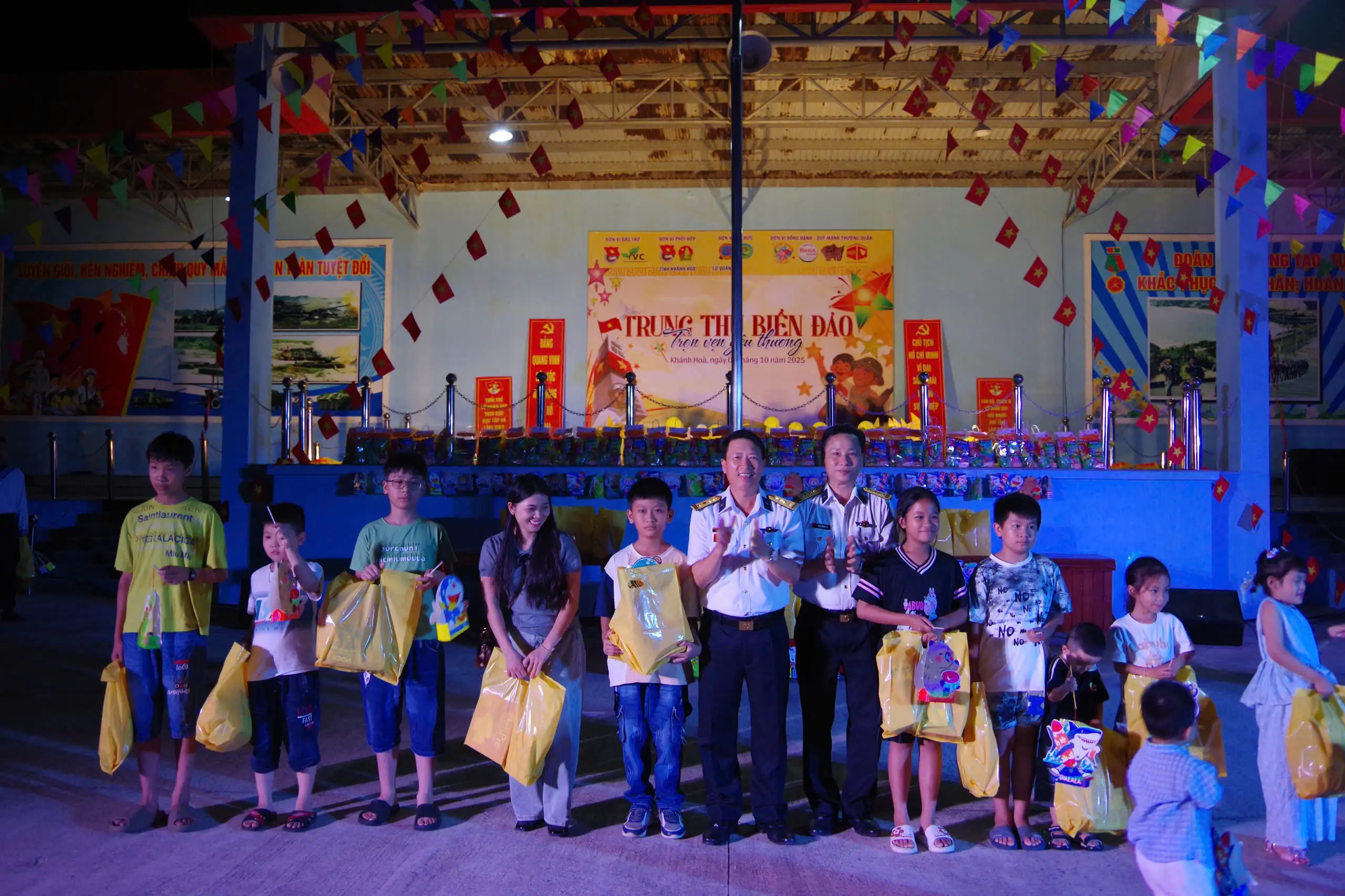 Lữ đoàn 957 tổ chức chương trình “Trung thu biển đảo, trọn vẹn yêu thương” năm 2025