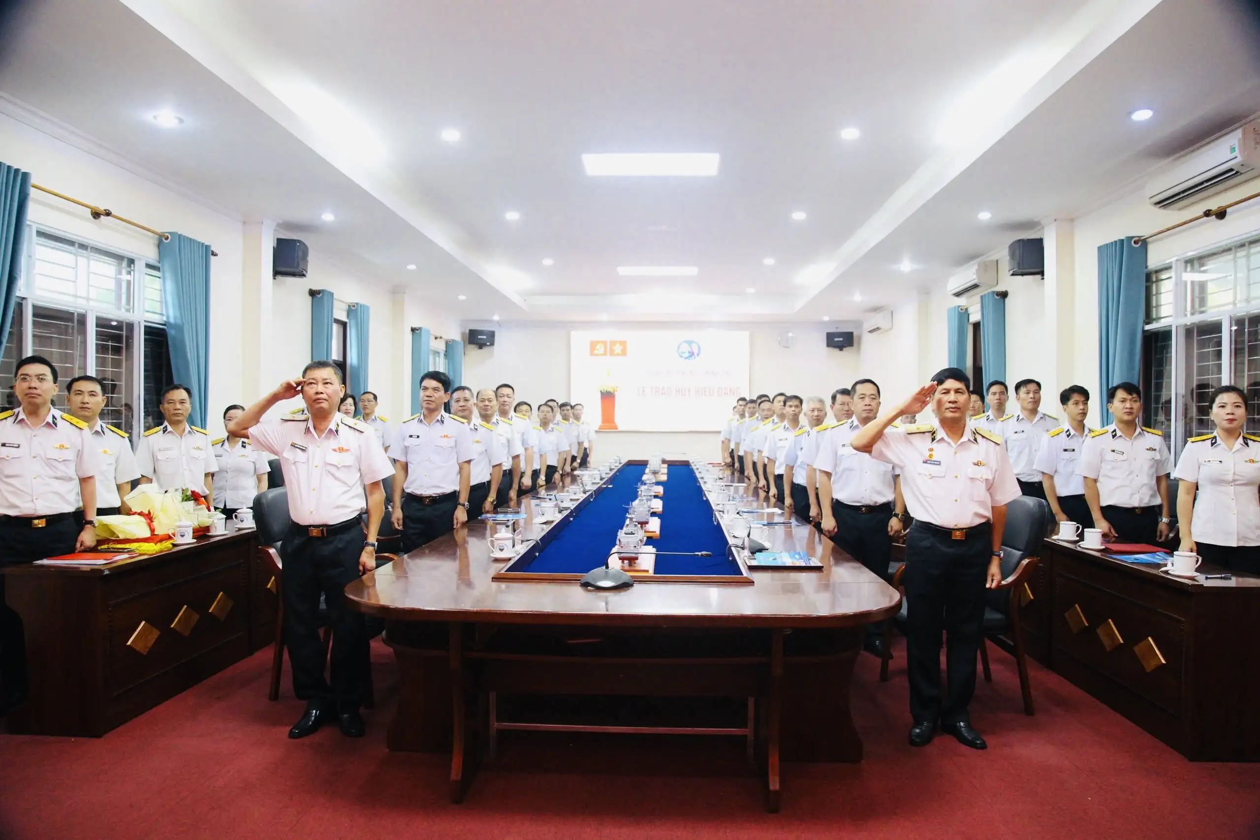 Vùng 4 Hải quân: Trao huy hiệu 40 năm tuổi Đảng cho Chuẩn Đô đốc Ngô Văn Thuân, nguyên Chính ủy Vùng