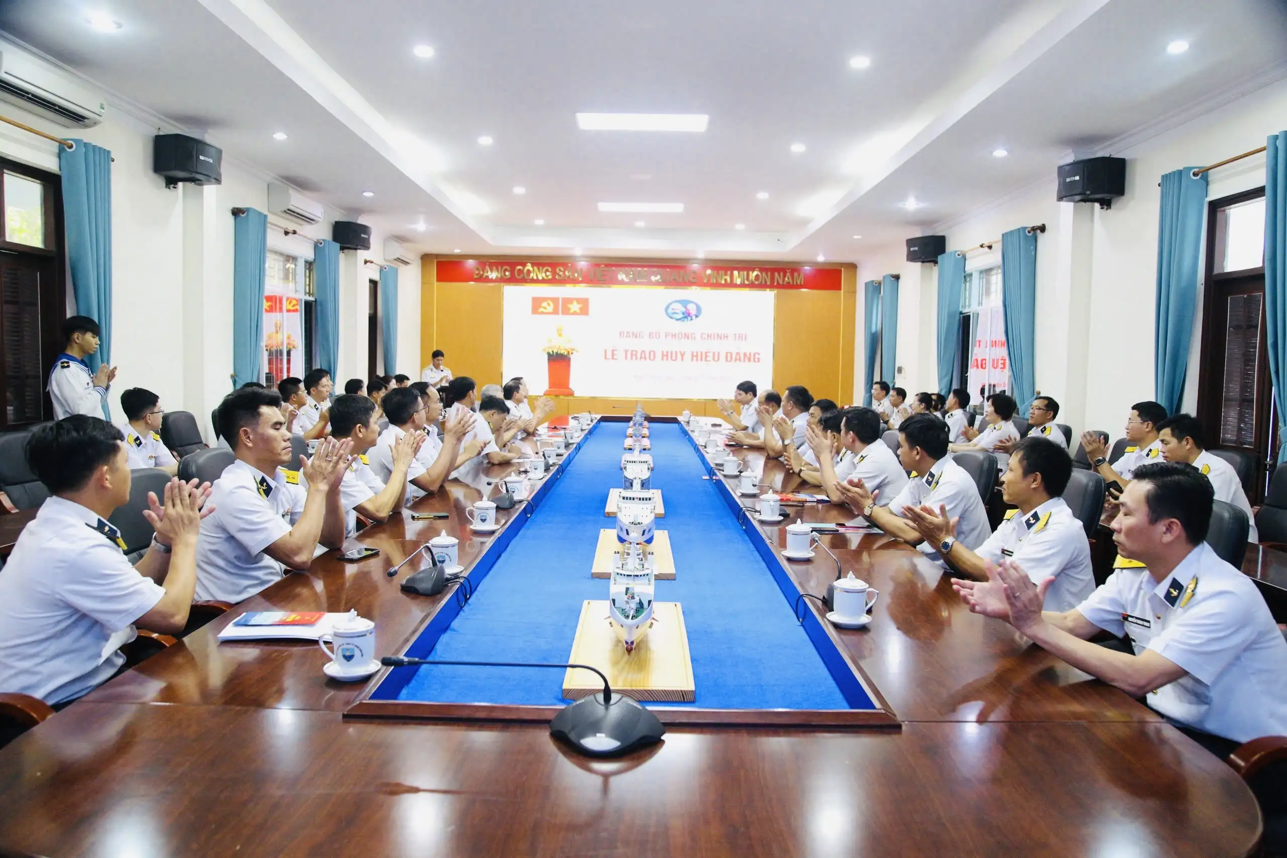 Vùng 4 Hải quân: Trao huy hiệu 40 năm tuổi Đảng cho Chuẩn Đô đốc Ngô Văn Thuân, nguyên Chính ủy Vùng