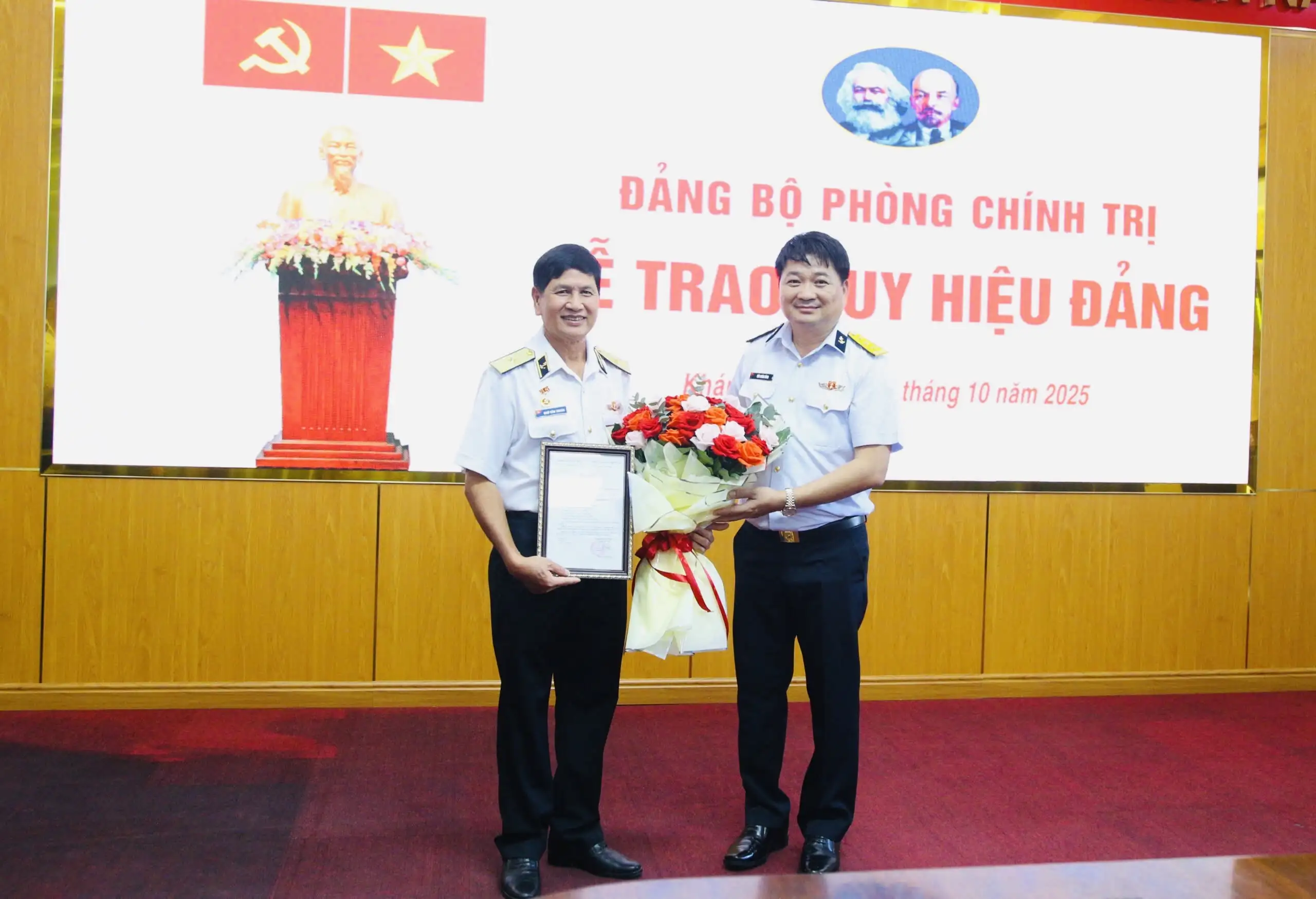 Vùng 4 Hải quân: Trao huy hiệu 40 năm tuổi Đảng cho Chuẩn Đô đốc Ngô Văn Thuân, nguyên Chính ủy Vùng