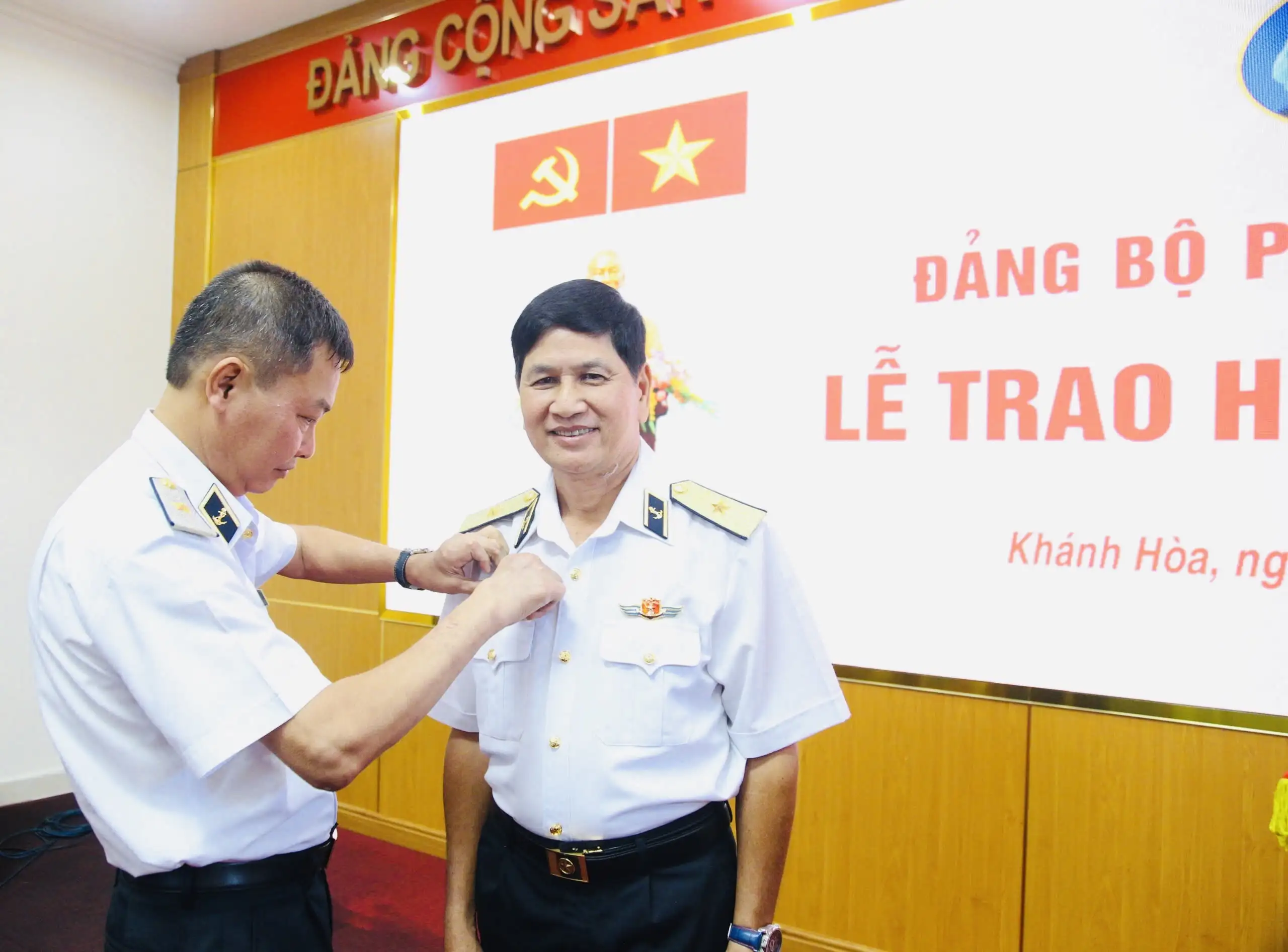 Vùng 4 Hải quân: Trao huy hiệu 40 năm tuổi Đảng cho Chuẩn Đô đốc Ngô Văn Thuân, nguyên Chính ủy Vùng