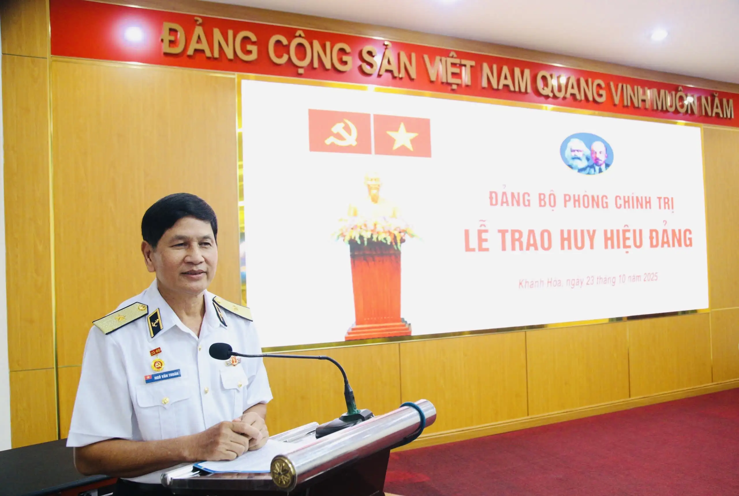 Vùng 4 Hải quân: Trao huy hiệu 40 năm tuổi Đảng cho Chuẩn Đô đốc Ngô Văn Thuân, nguyên Chính ủy Vùng