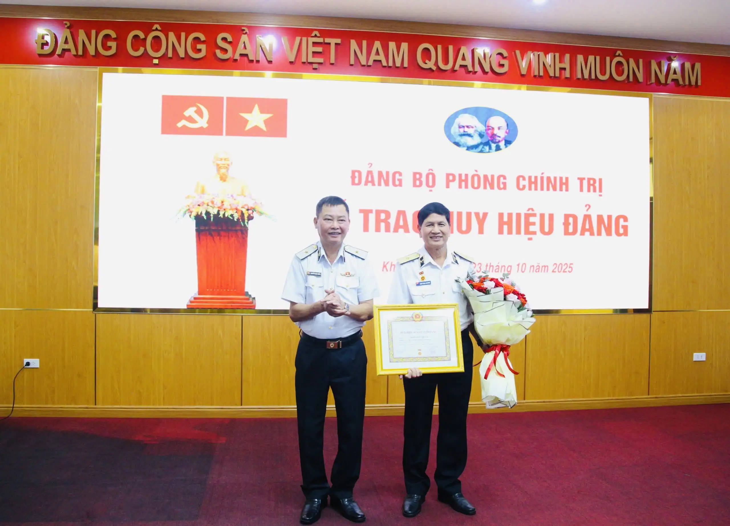 Vùng 4 Hải quân: Trao huy hiệu 40 năm tuổi Đảng cho Chuẩn Đô đốc Ngô Văn Thuân, nguyên Chính ủy Vùng
