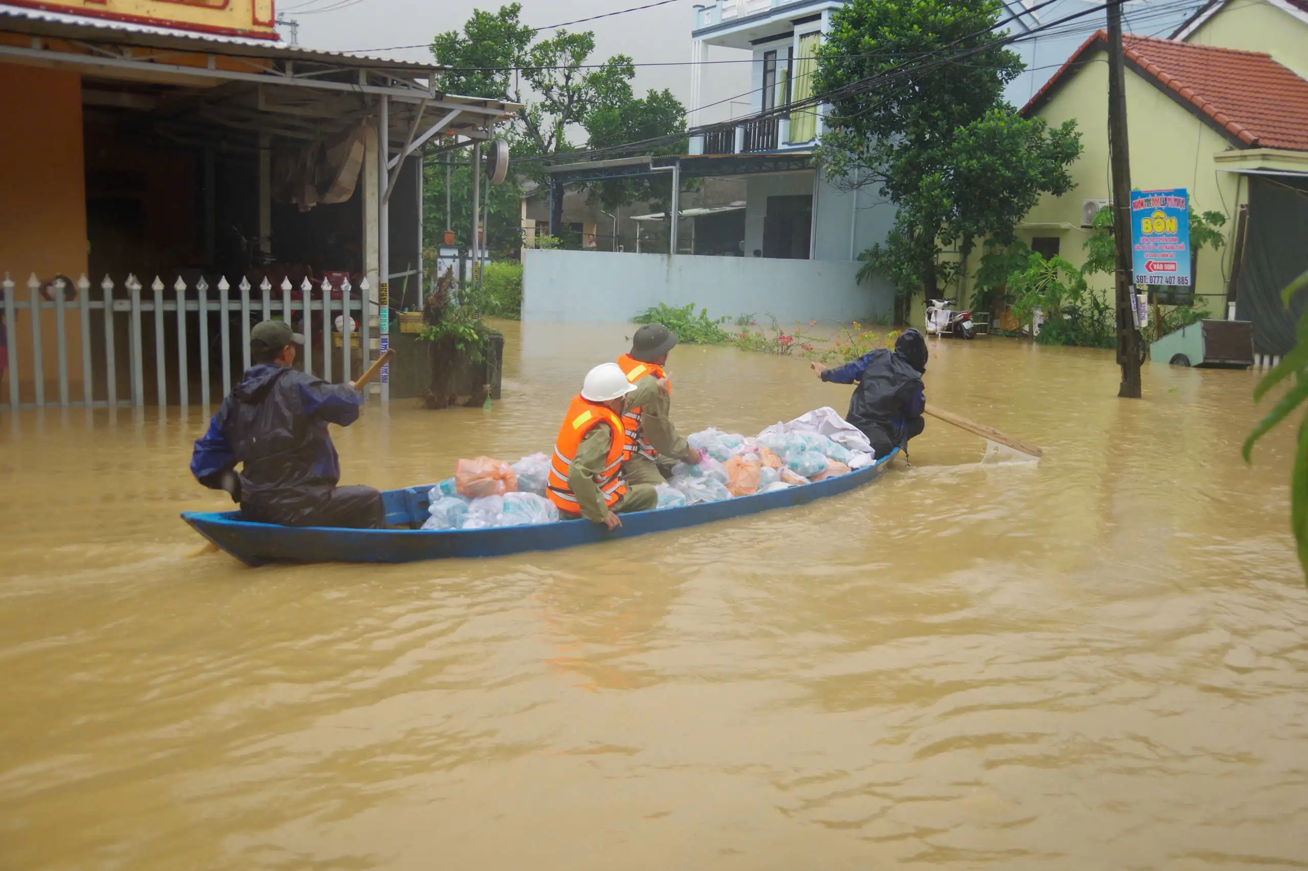 Bộ đội Hải quân tiếp tế lương thực, thực phẩm cho người dân vùng lũ