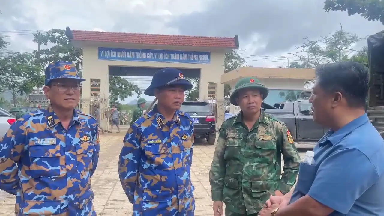 Vùng 4 Hải quân tích cực hỗ trợ nhân dân Khánh Hòa và Đắk Lắk khắc phục hậu quả sau mưa lũ