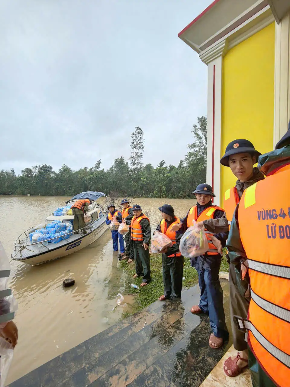 Gần 1 nghìn cán bộ, chiến sĩ Vùng 4 Hải quân tiếp tục giúp đỡ nhân dân khắc phục hậu quả mưa lụt lịch sử