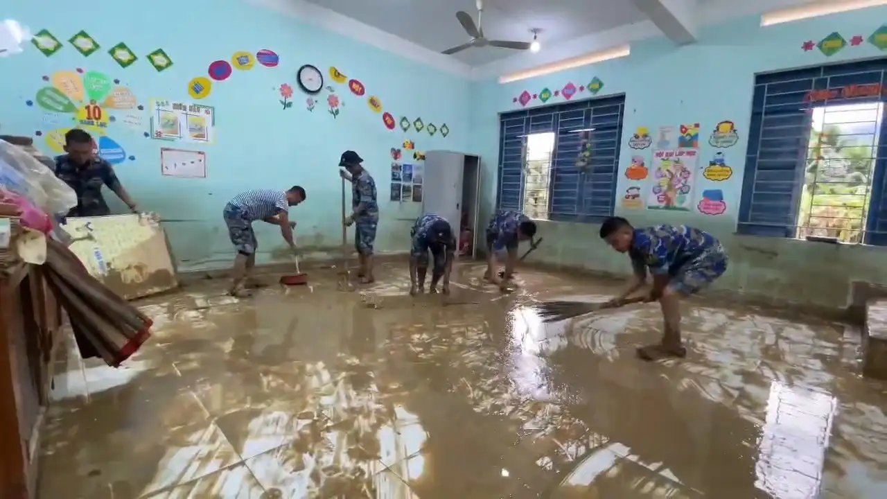 Vùng 4 Hải quân tích cực hỗ trợ nhân dân Khánh Hòa và Đắk Lắk khắc phục hậu quả sau mưa lũ