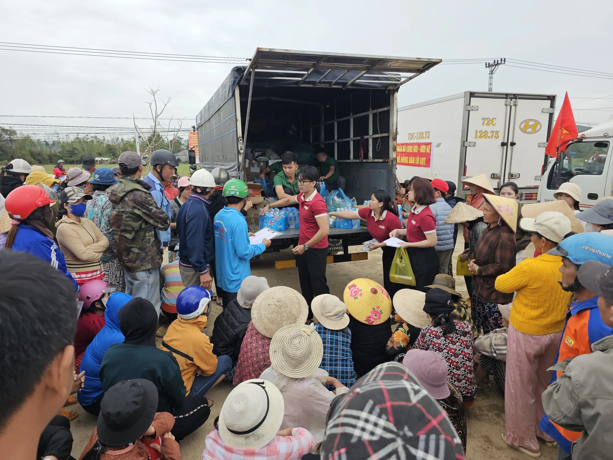 Hơn 500 phần quà hướng về đồng bào vùng lũ