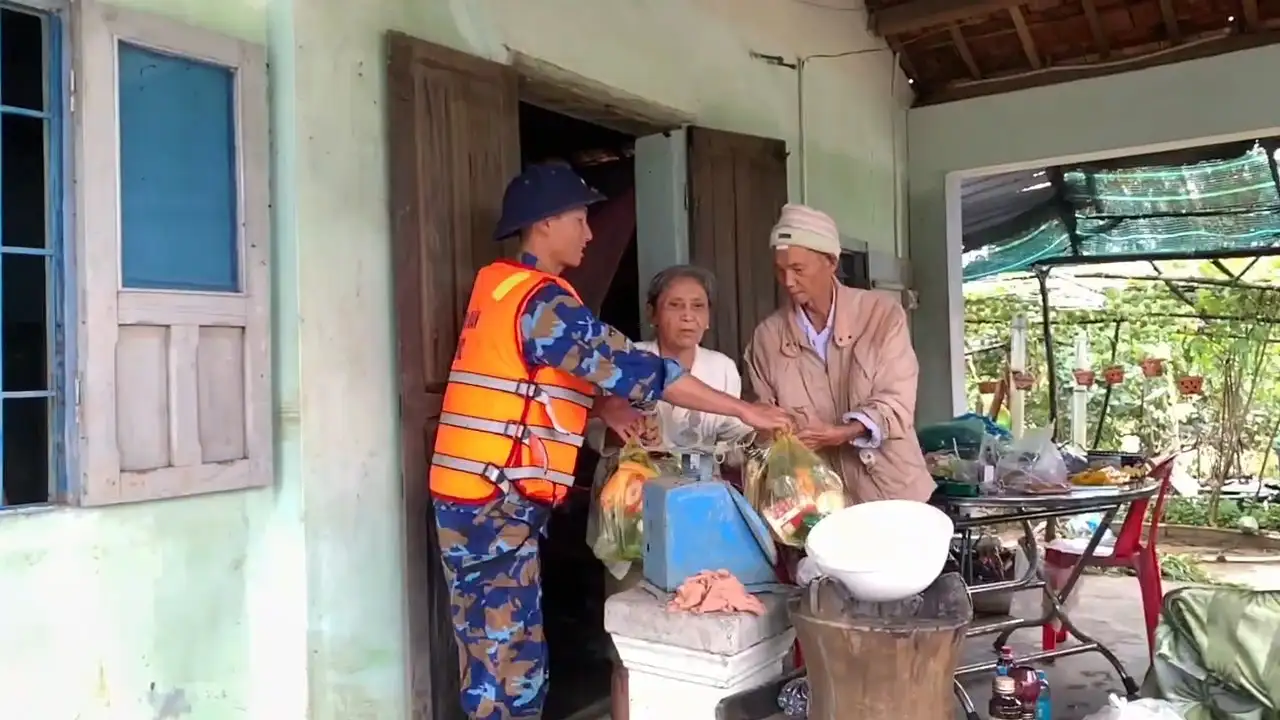 Vùng 4 Hải quân tích cực hỗ trợ nhân dân Khánh Hòa và Đắk Lắk khắc phục hậu quả sau mưa lũ