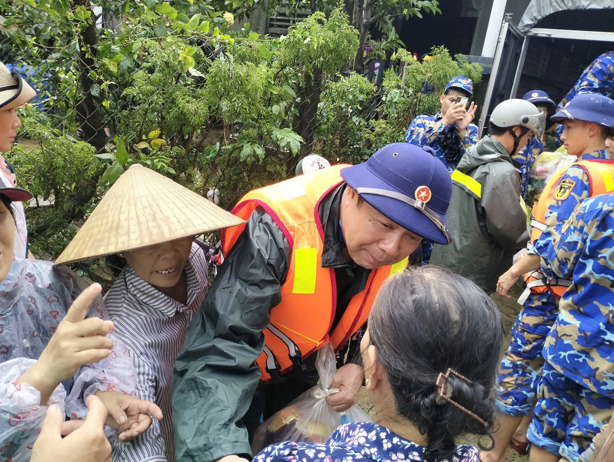 Gần 1 nghìn cán bộ, chiến sĩ Vùng 4 Hải quân tiếp tục giúp đỡ nhân dân khắc phục hậu quả mưa lụt lịch sử