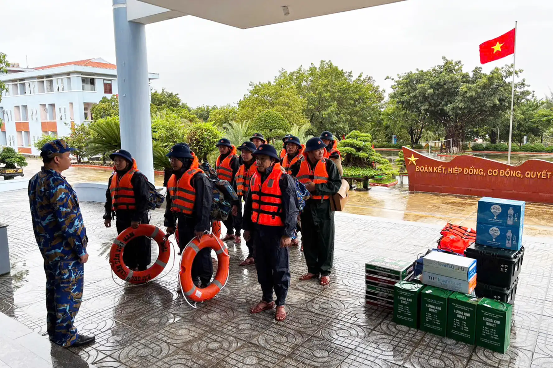 Lữ đoàn 162 tăng cường lực lượng cứu giúp nhân dân vùng lũ lụt