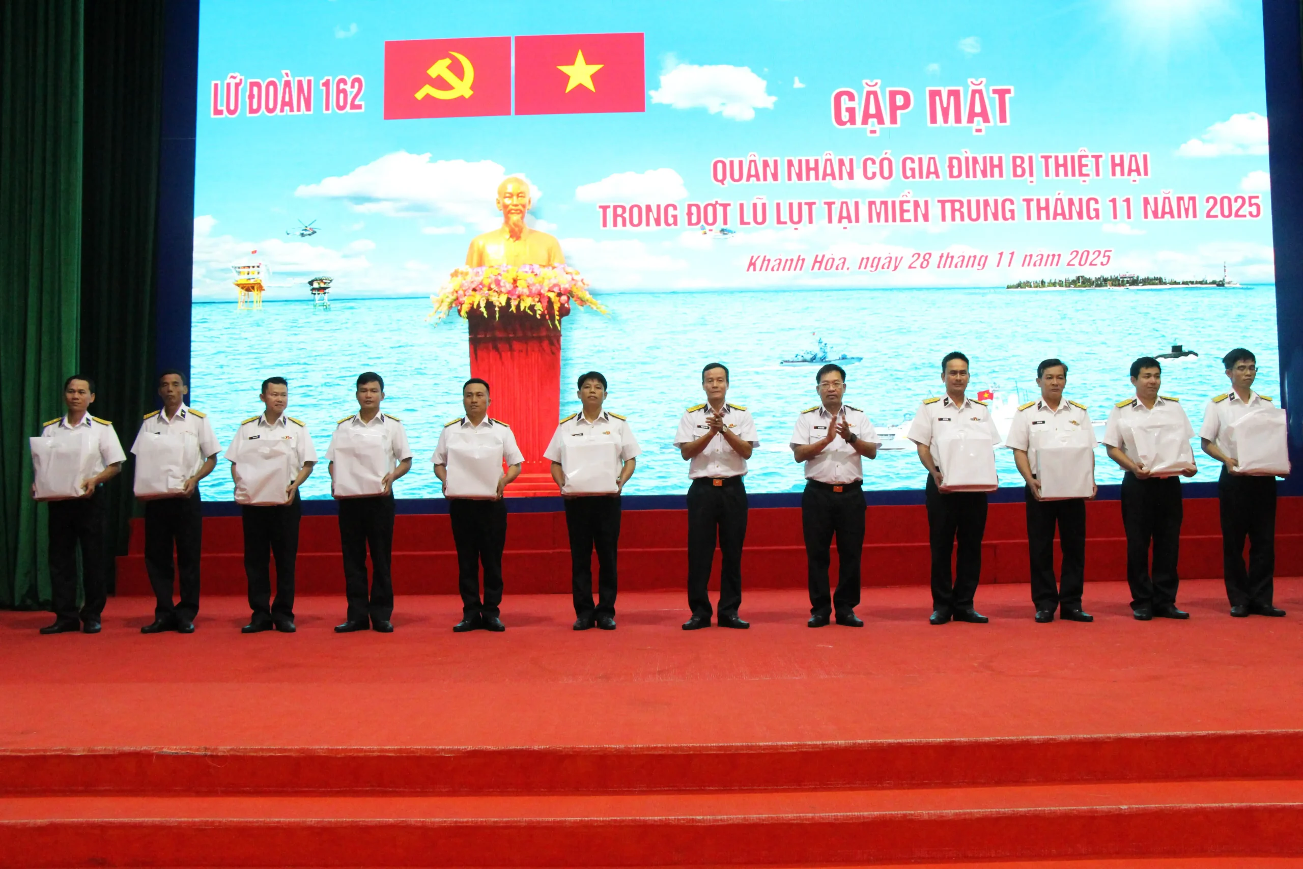 Lữ đoàn 162, Vùng 4 Hải quân gặp mặt quân nhân và hỗ trợ nhân dân bị thiệt hại do mưa lũ