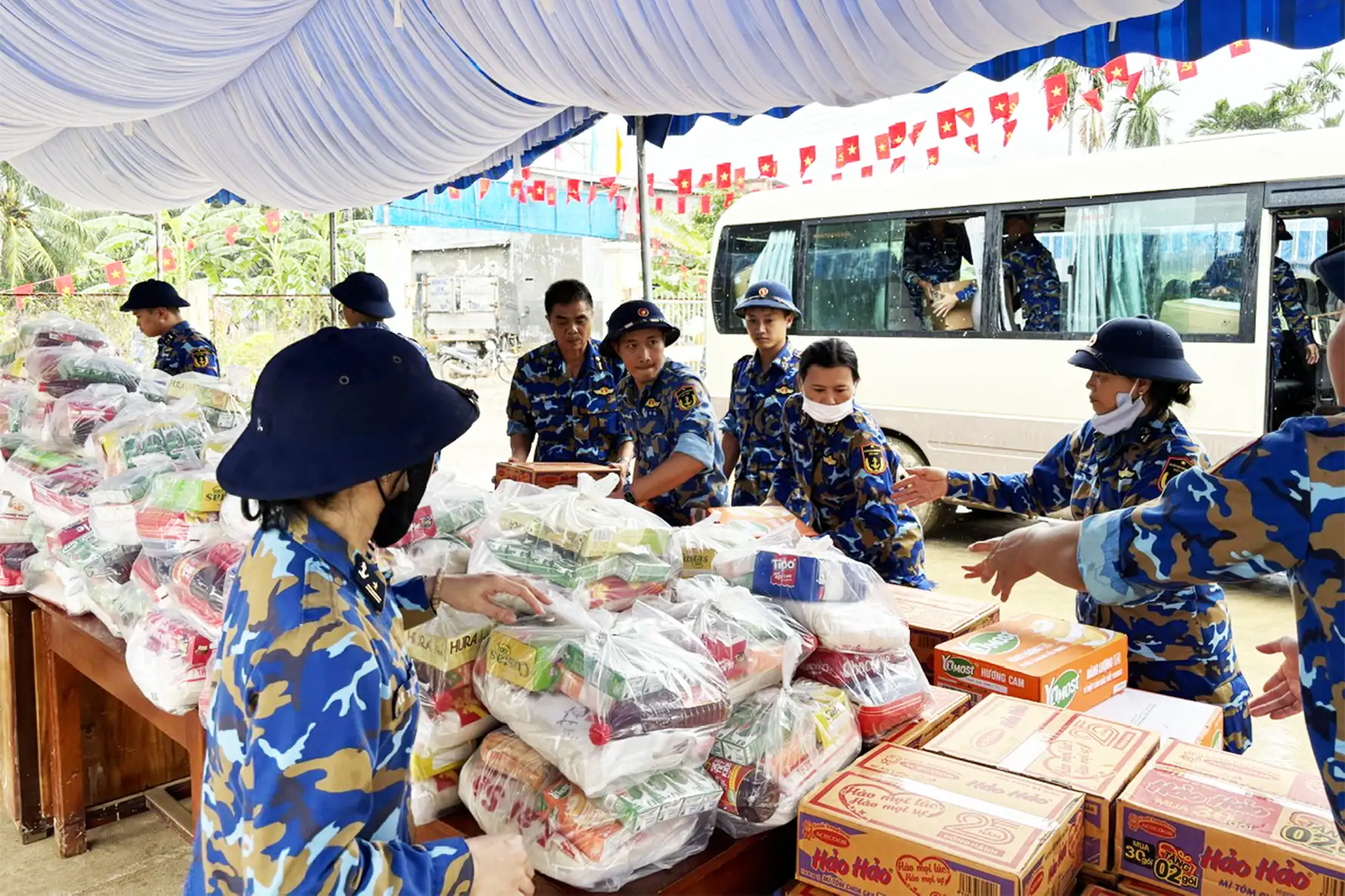 Đoàn viên thanh niên và phụ nữ Lữ đoàn 162, Vùng 4 Hải quân đồng hành cùng nhân dân vùng lũ lụt Diên Điền.