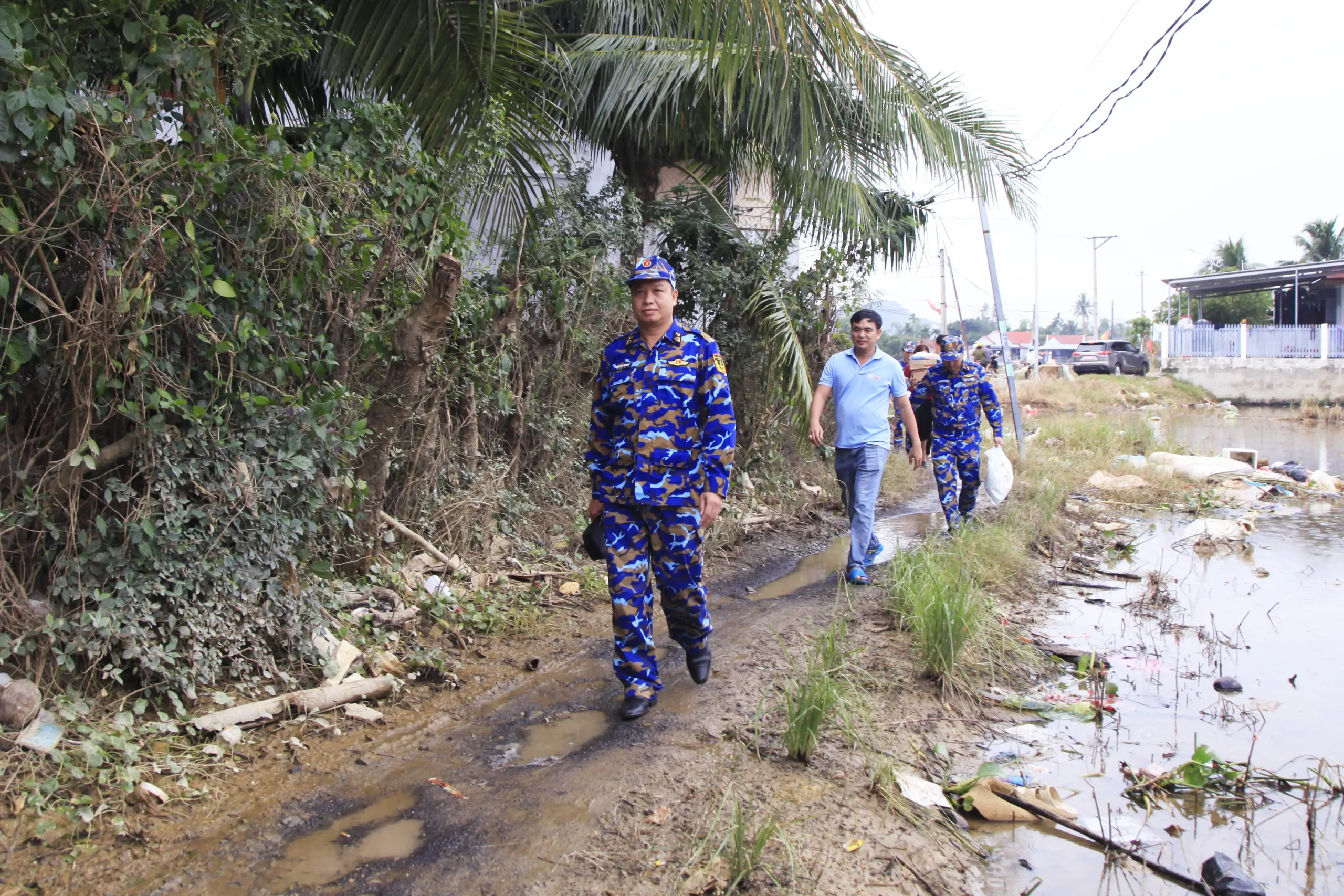 Lữ đoàn 162, Vùng 4 Hải quân gặp mặt quân nhân và hỗ trợ nhân dân bị thiệt hại do mưa lũ