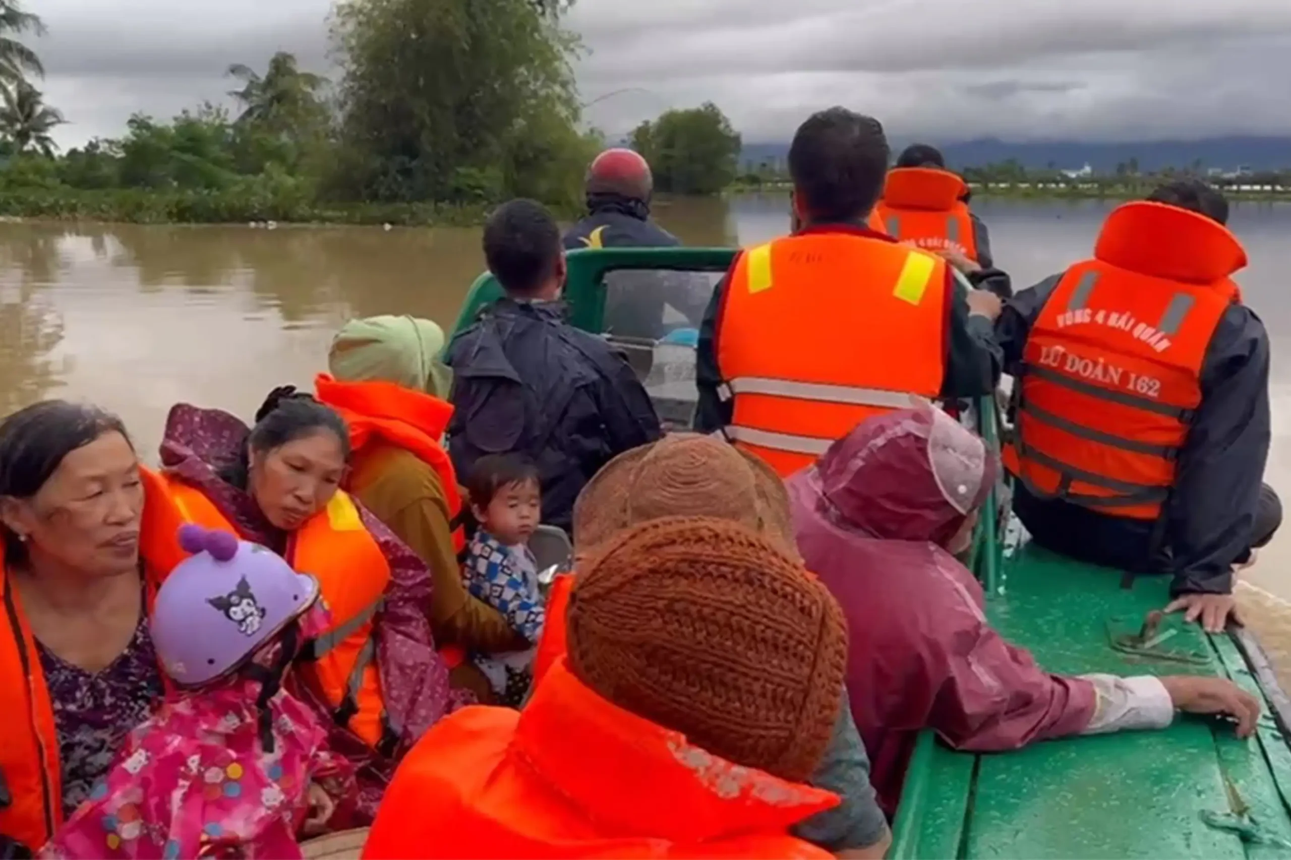 Lữ đoàn 162 tăng cường lực lượng cứu giúp nhân dân vùng lũ lụt
