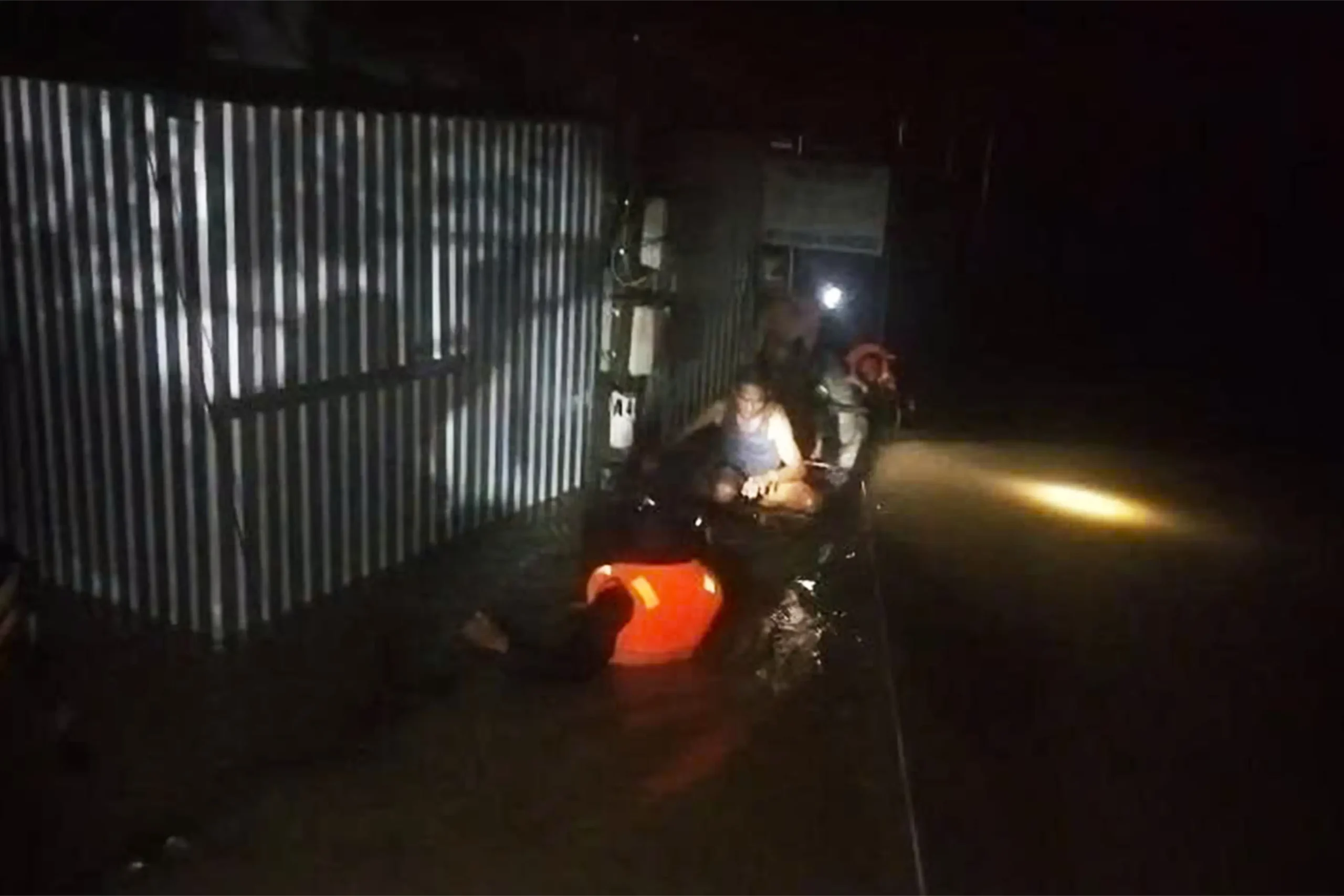 Lữ đoàn 162 tăng cường lực lượng cứu giúp nhân dân vùng lũ lụt