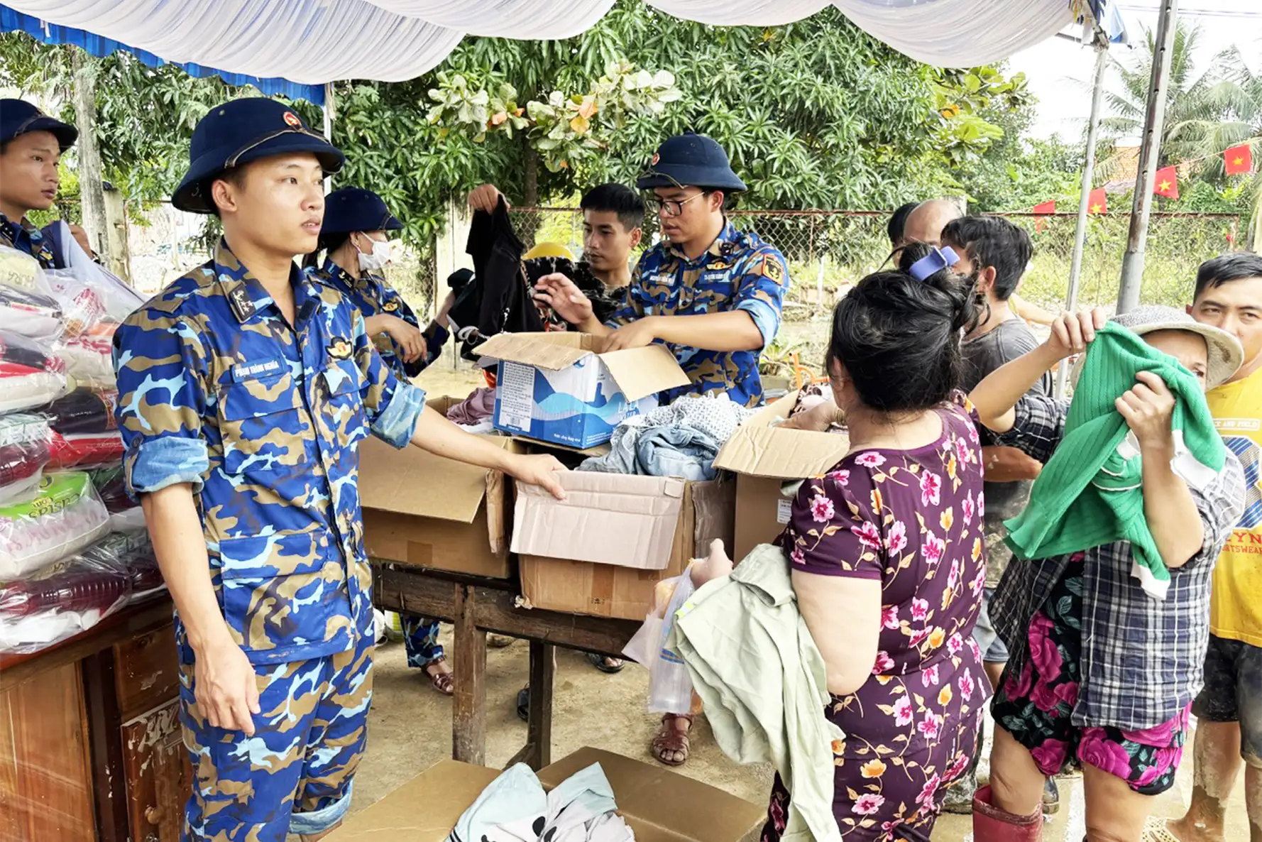 Đoàn viên thanh niên và phụ nữ Lữ đoàn 162, Vùng 4 Hải quân đồng hành cùng nhân dân vùng lũ lụt Diên Điền.