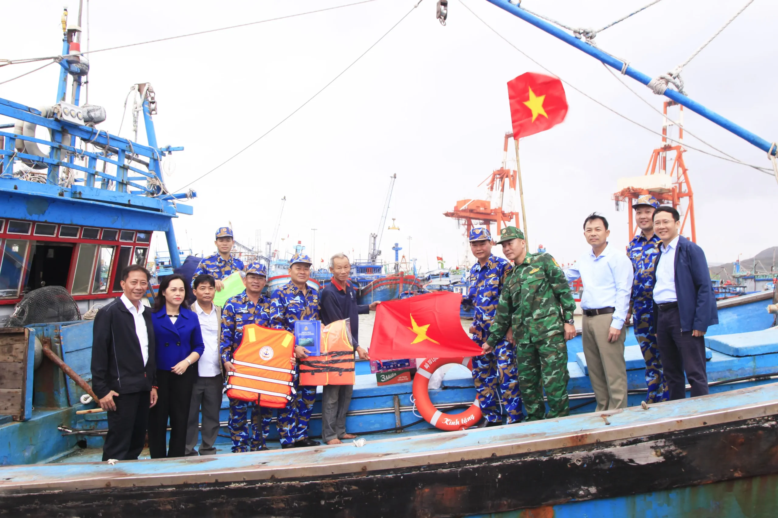 VÙNG 4 HẢI QUÂN ĐỒNG HÀNH CÙNG NGƯ DÂN GIA LAI VƯƠN KHƠI BÁM BIỂN.