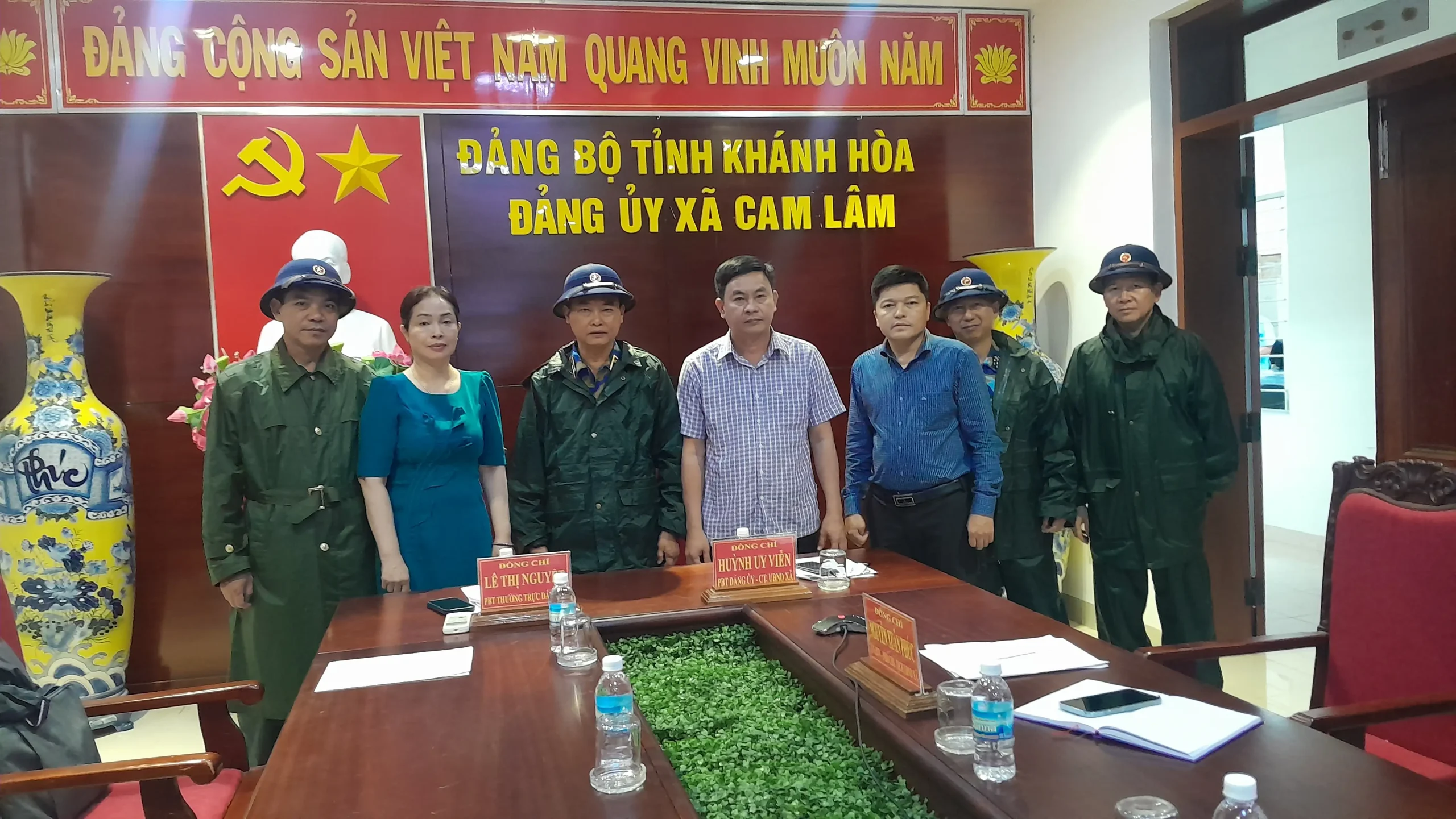 Đoàn Công tác Vùng 4 Hải quân Tiếp tục Thăm và Hỗ trợ Nhân dân Vùng Mưa Lũ Khánh Hòa