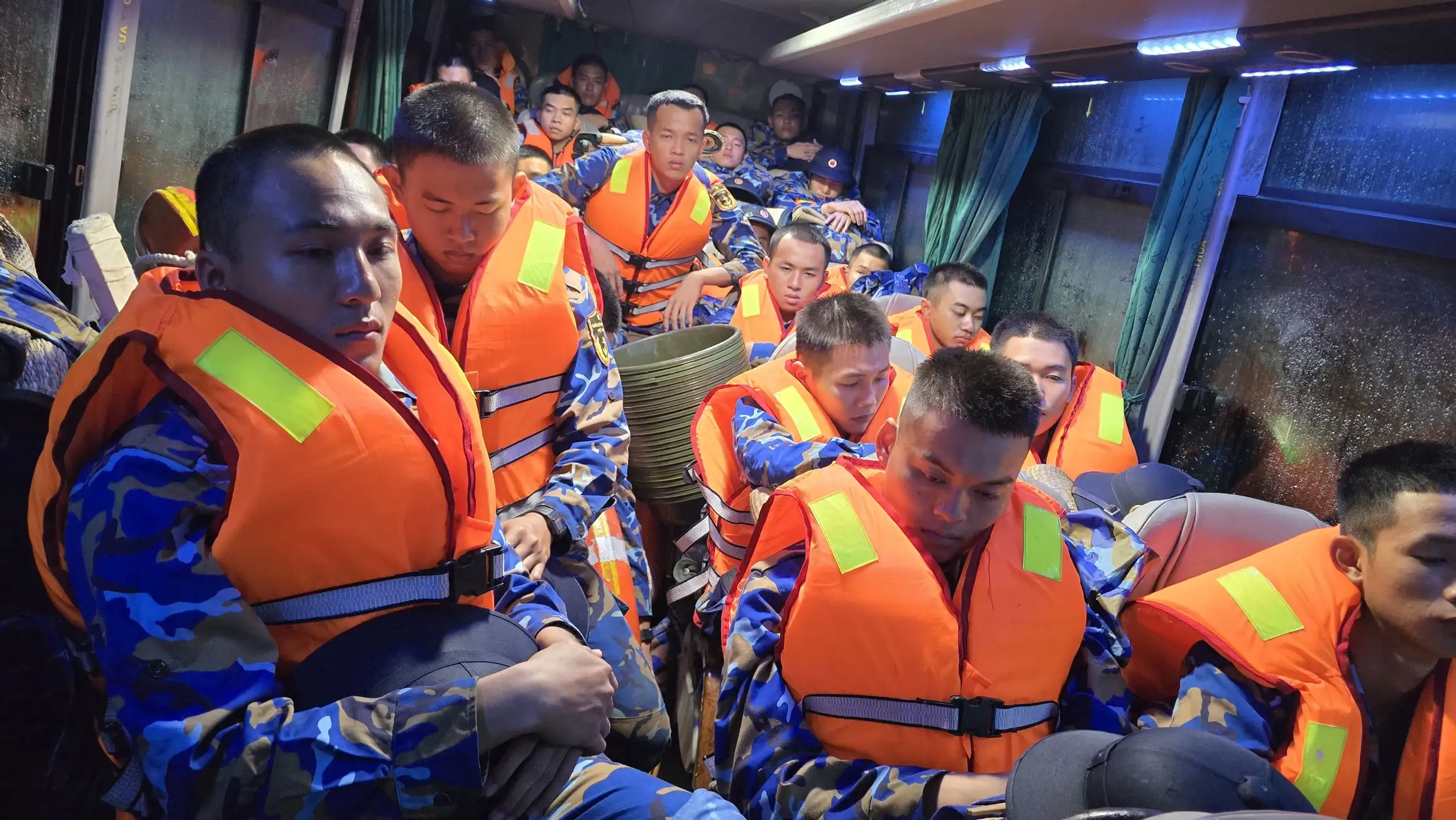 Trung tâm Huấn luyện Vùng 4 hỗ trợ, giúp đỡ nhân dân khu vực lũ lụt