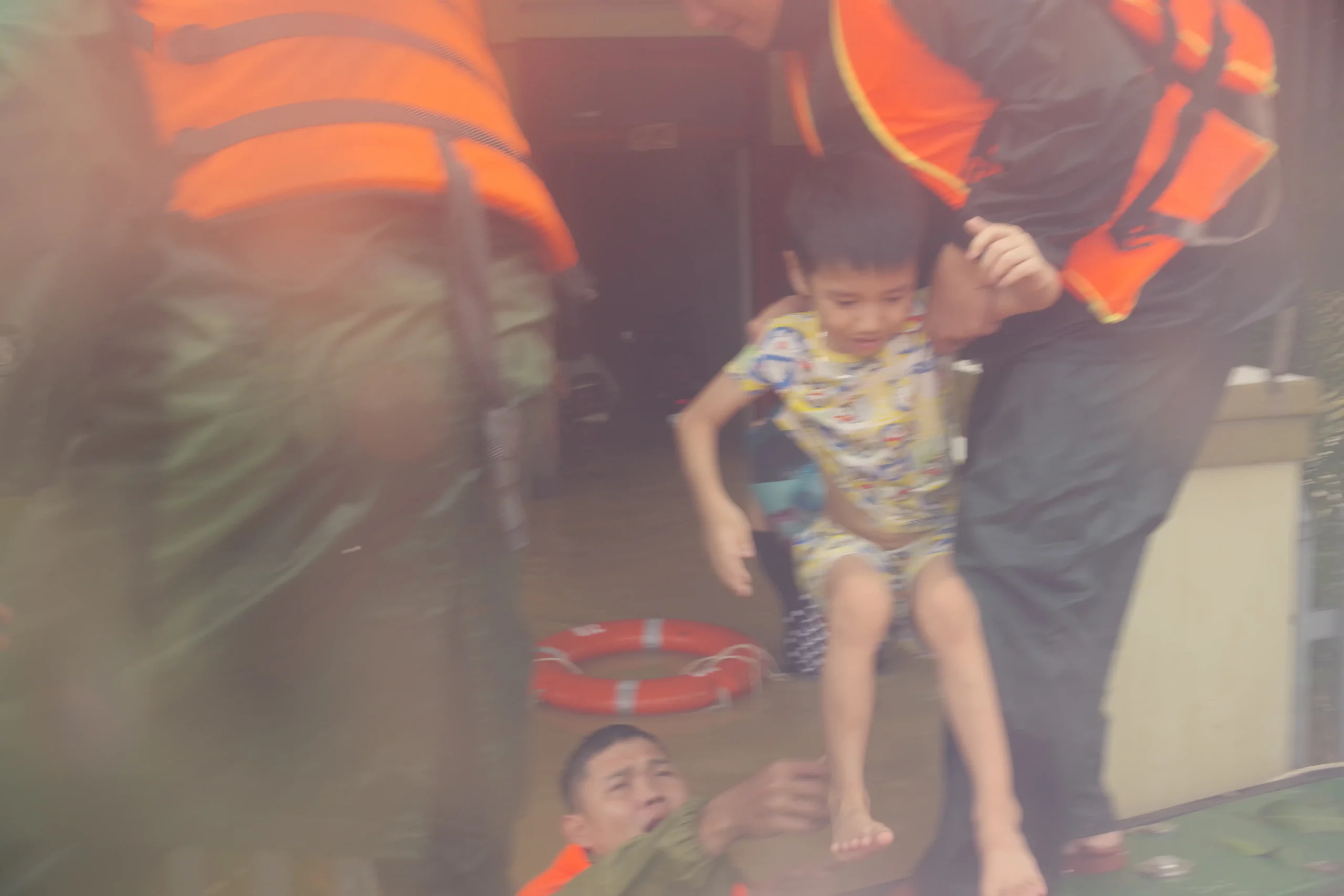 Trung tâm Huấn luyện Vùng 4 hỗ trợ, giúp đỡ nhân dân khu vực lũ lụt