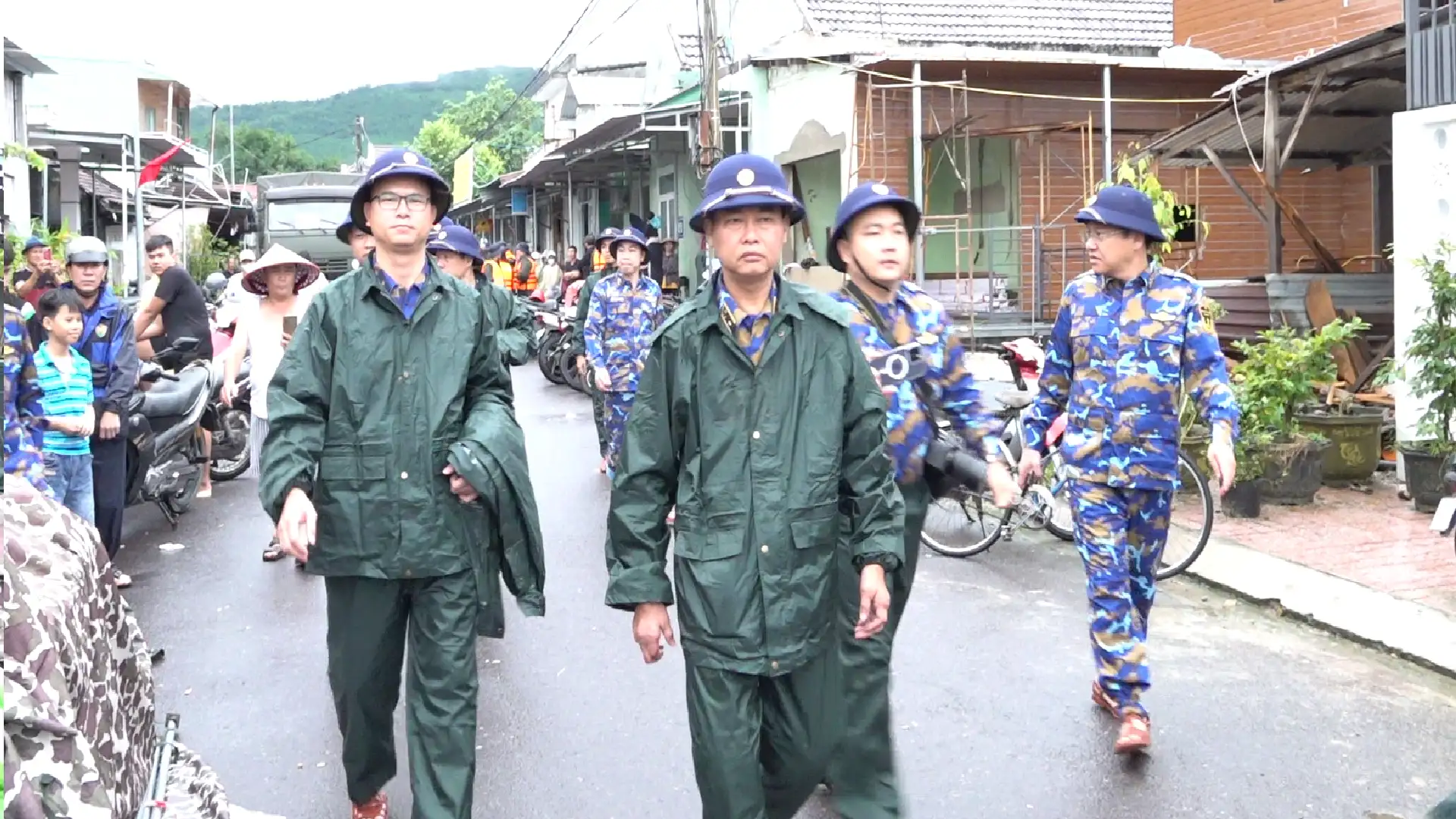 Đoàn Công tác Vùng 4 Hải quân Tiếp tục Thăm và Hỗ trợ Nhân dân Vùng Mưa Lũ Khánh Hòa