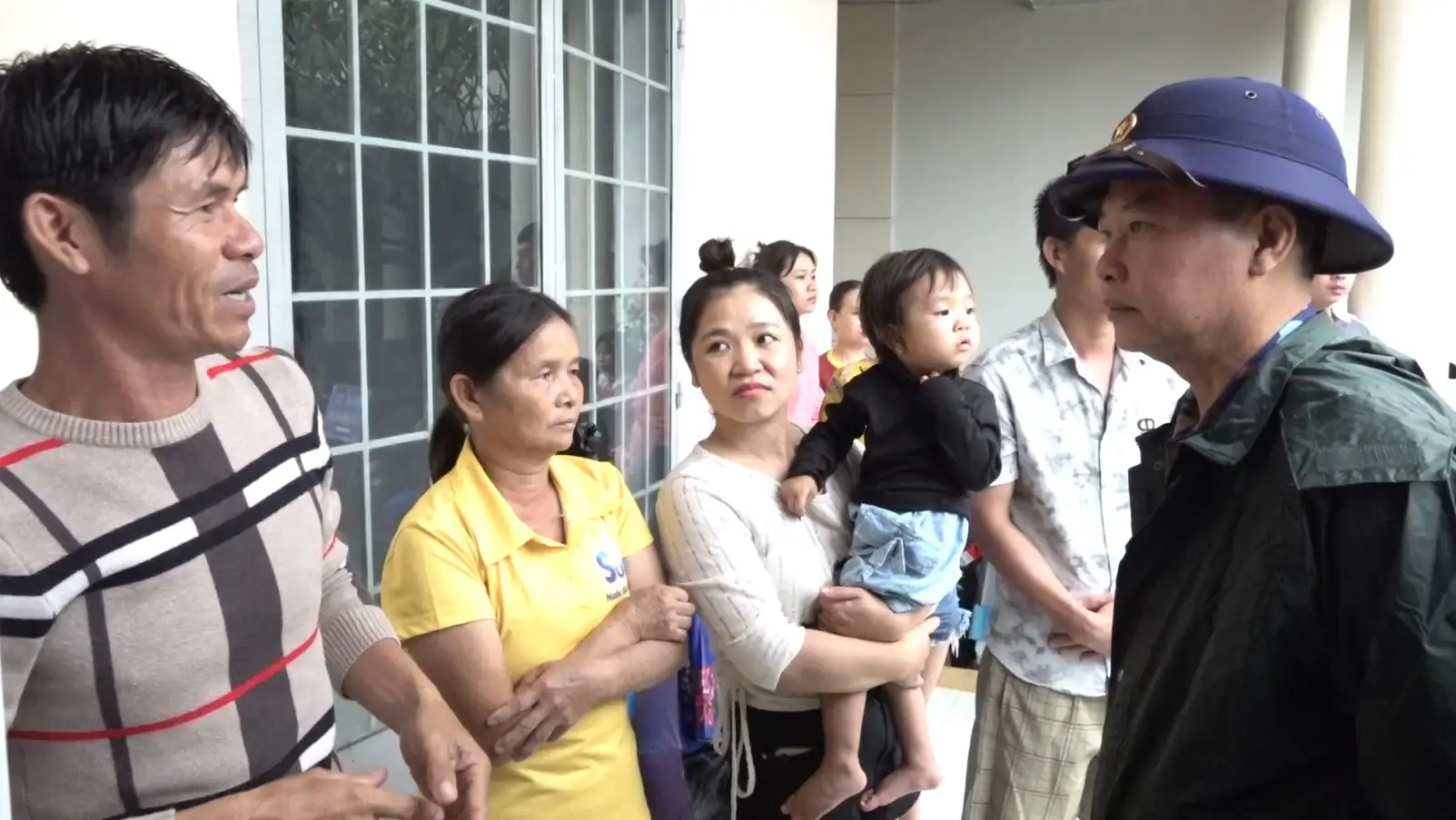 Đoàn Công tác Vùng 4 Hải quân Tiếp tục Thăm và Hỗ trợ Nhân dân Vùng Mưa Lũ Khánh Hòa