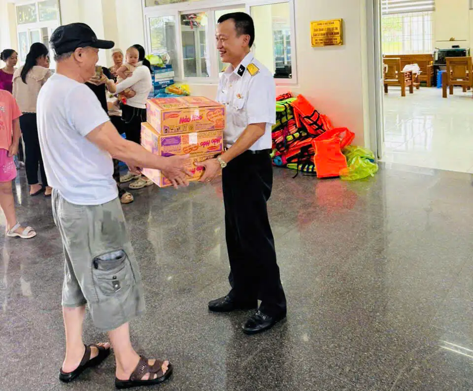 Khu Đô thị Căn cứ Quân sự Cam Ranh quyên góp hỗ trợ người dân khánh hòa khắc phục thiên tai