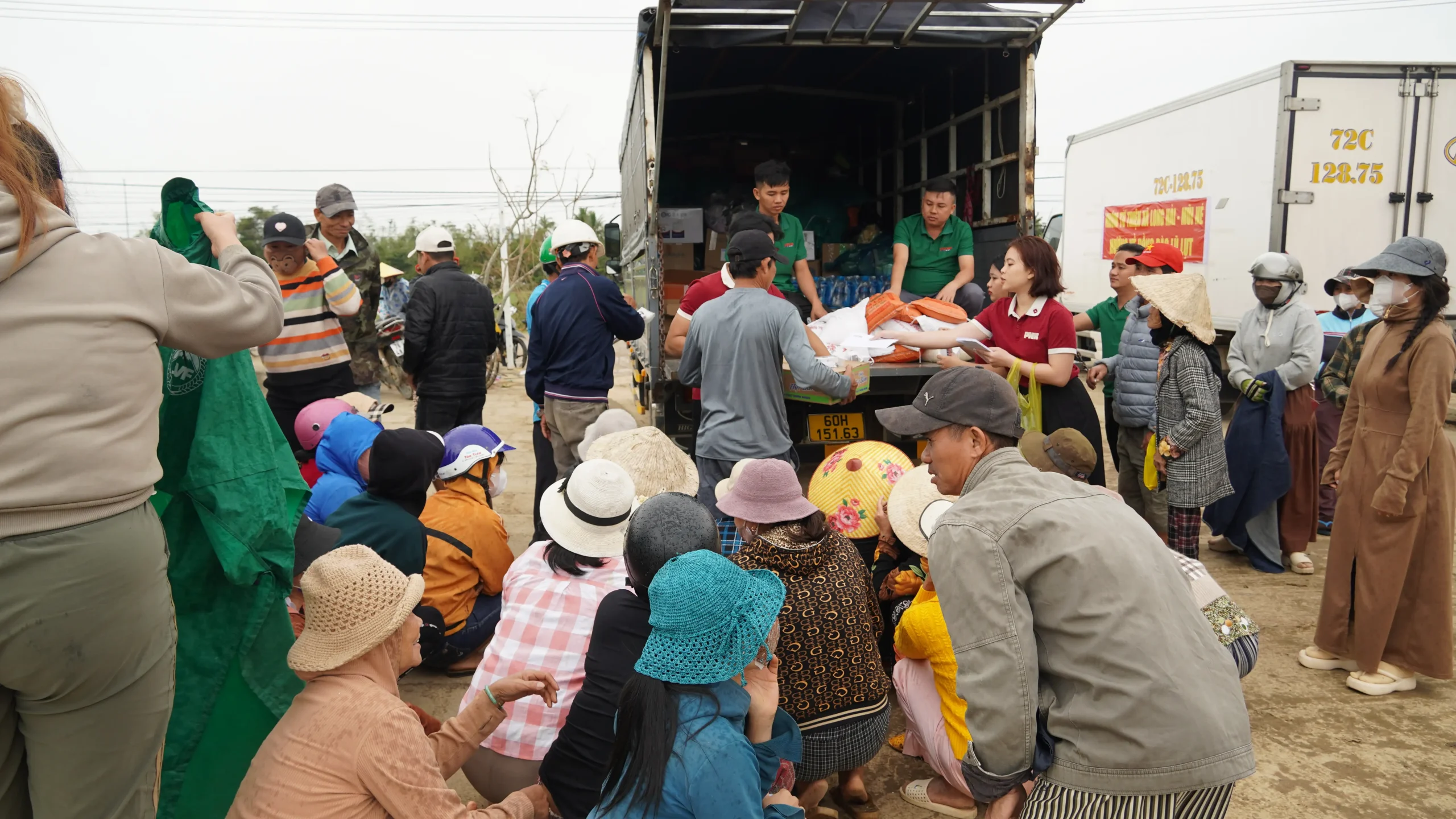 Hơn 500 phần quà hướng về đồng bào vùng lũ